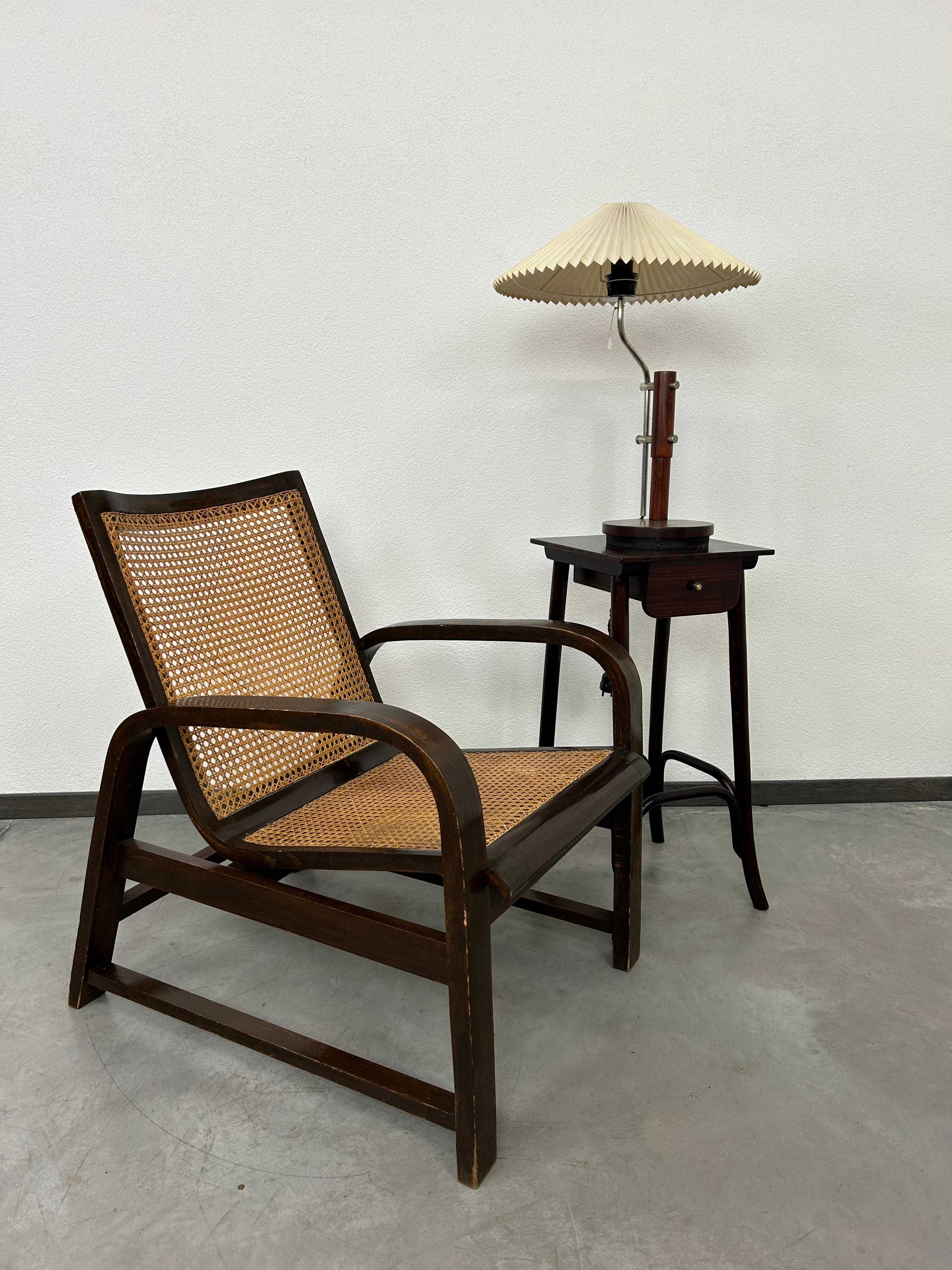 Functionalist bentwood lounge chair by Thonet Mundus in very good original condition.
