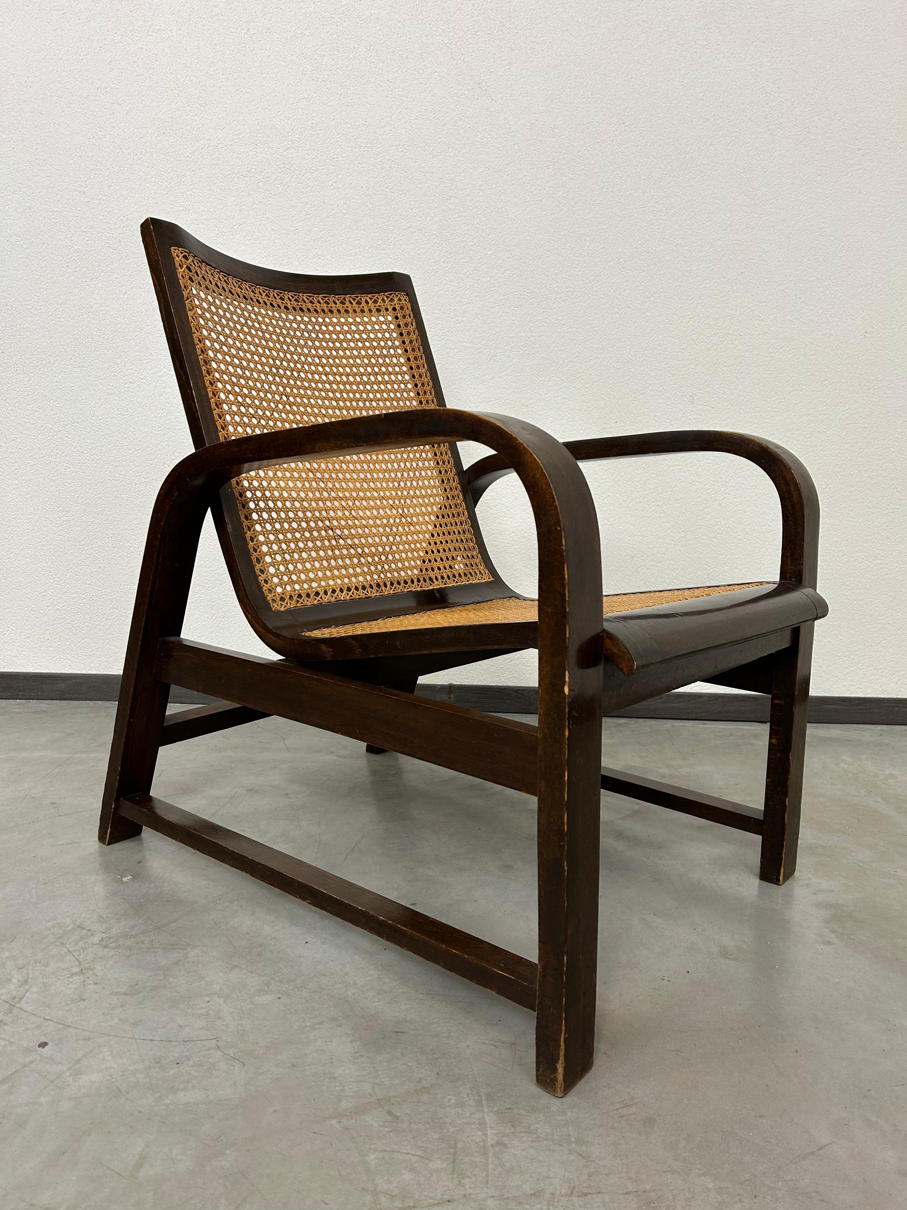 Czech Functionalist bentwood lounge chair by Thonet Mundus For Sale
