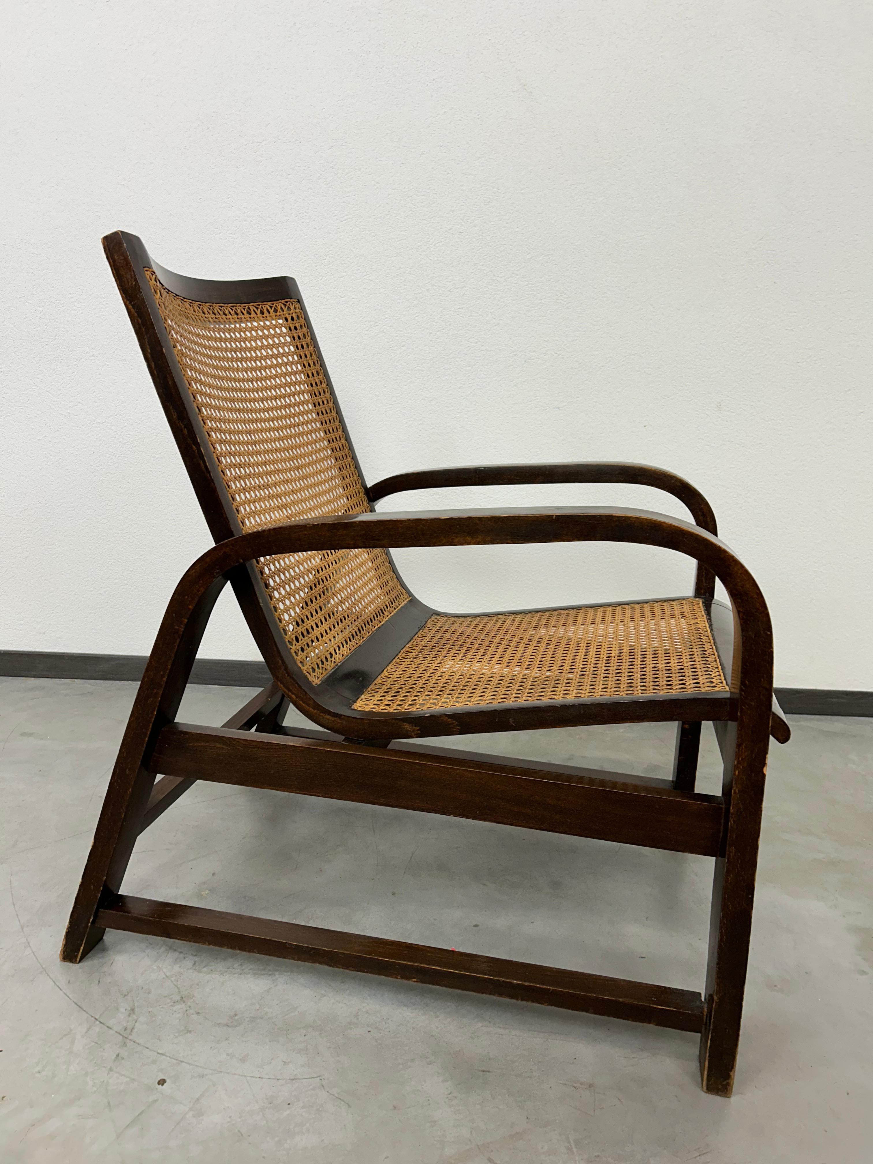 Functionalist bentwood lounge chair by Thonet Mundus In Good Condition For Sale In Banská Štiavnica, SK