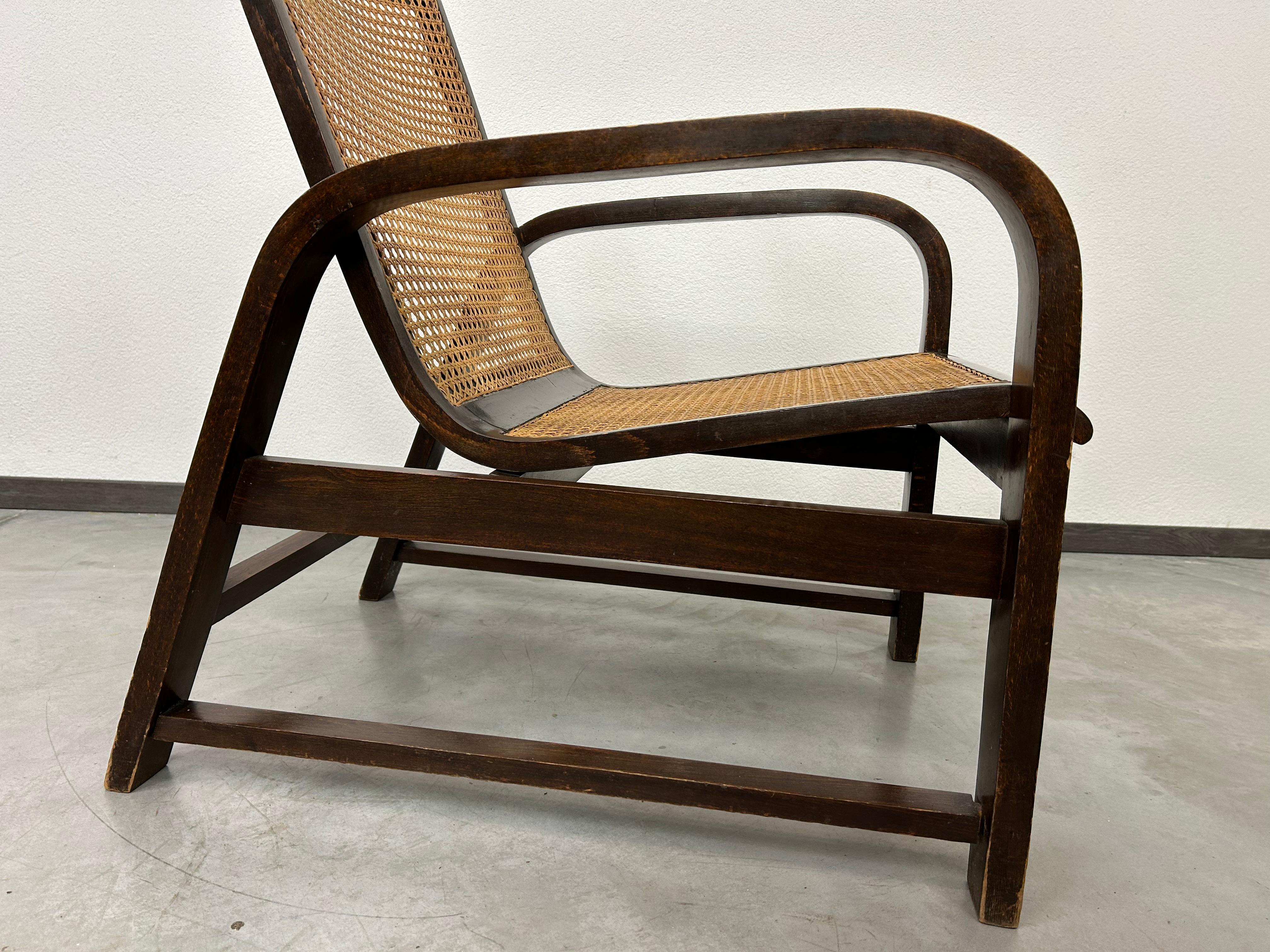 Mid-20th Century Functionalist bentwood lounge chair by Thonet Mundus For Sale