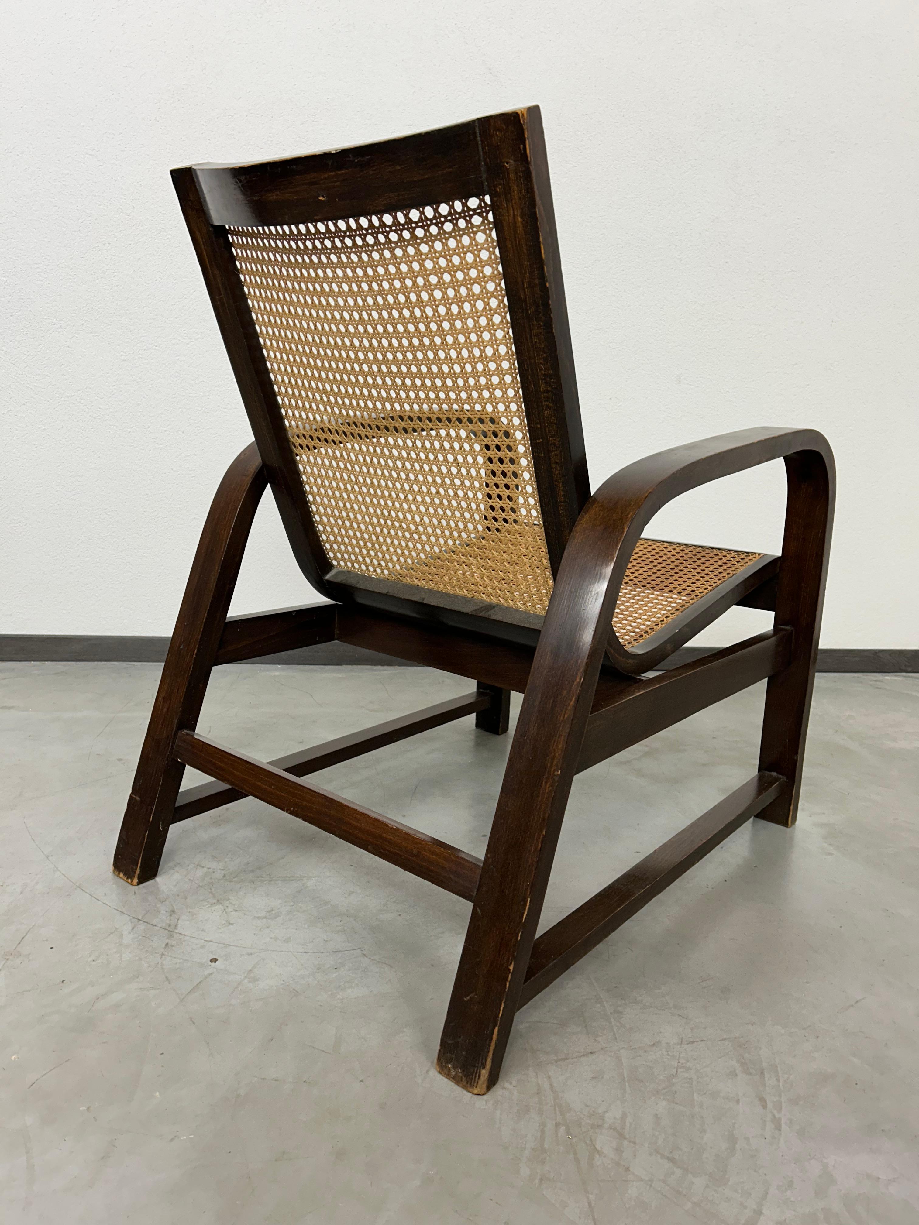 Functionalist bentwood lounge chair by Thonet Mundus For Sale 1