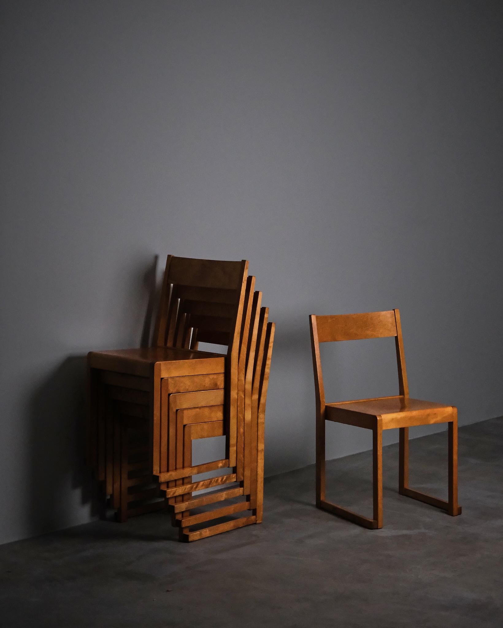 Funktionalistischer Esszimmerstuhl, Modell Orchestra, entworfen von Sven Markelius und hergestellt von Bodafors, Schweden, in den 1930er Jahren. 

Dieser elegante, stapelbare Stuhl aus Birkenfurnier wurde ursprünglich 1932 für das Helsingborger