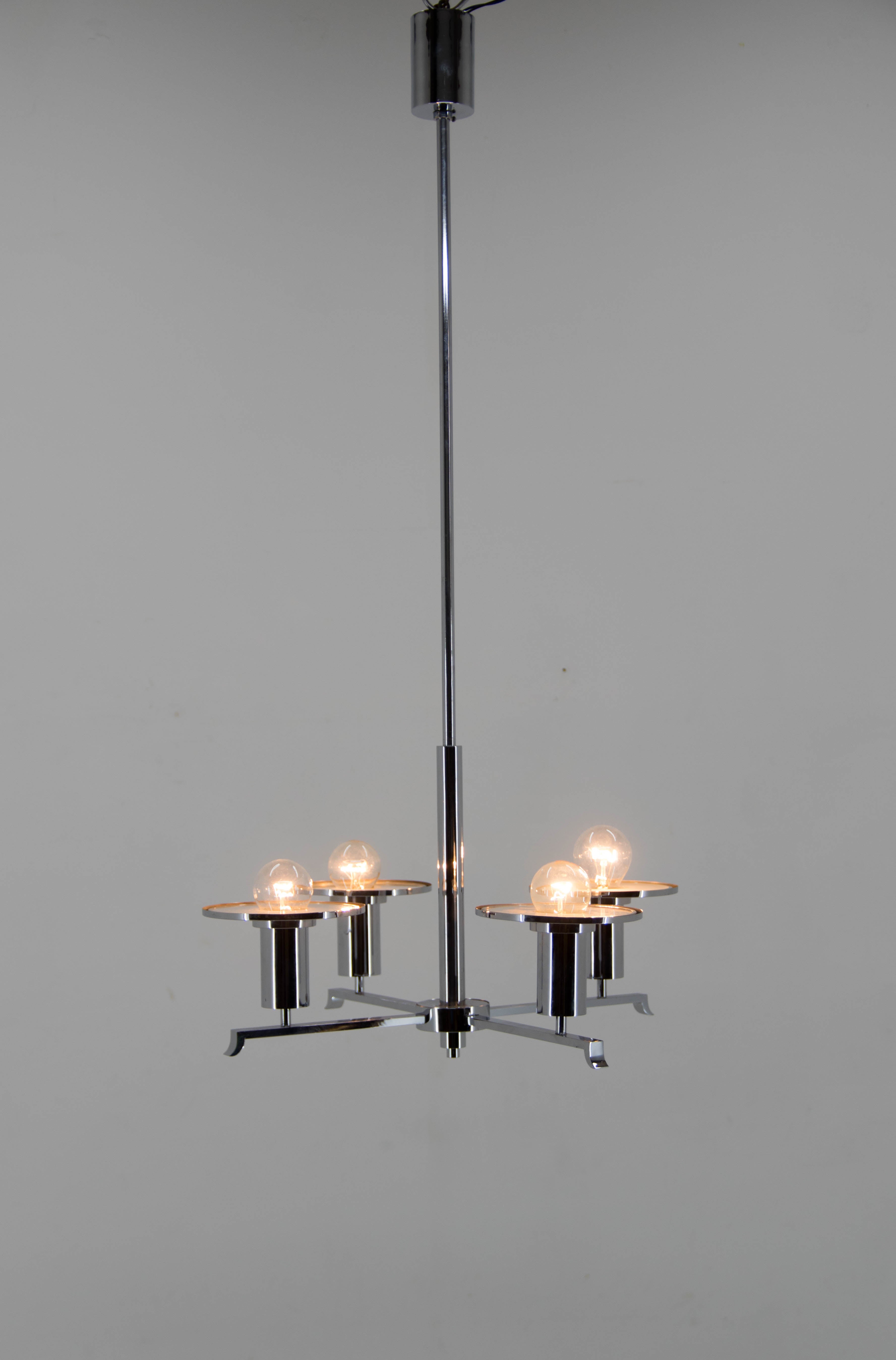 Beautiful minimalist Functionalist 4-flamming chandelier. Very good original condition. Chrome in perfect condition - polished. One glass shade has minor spot on sandblasting shown on photo.
Rewired: 4X60W, EE25-E27 bulbs
US wiring compatible.