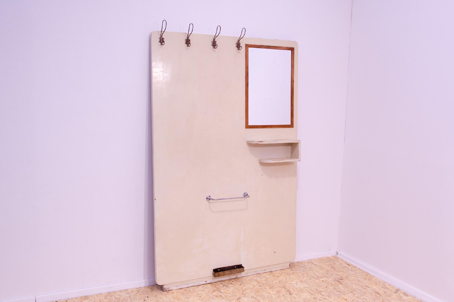Dieser Garderobenständer wurde in den 1930er Jahren in der ehemaligen Tschechoslowakei hergestellt.

MATERIAL: Sperrholz, Holz, Metall. Er kann an der Wand montiert oder frei auf den Boden gelegt werden.

Der Garderobenständer ist in gutem