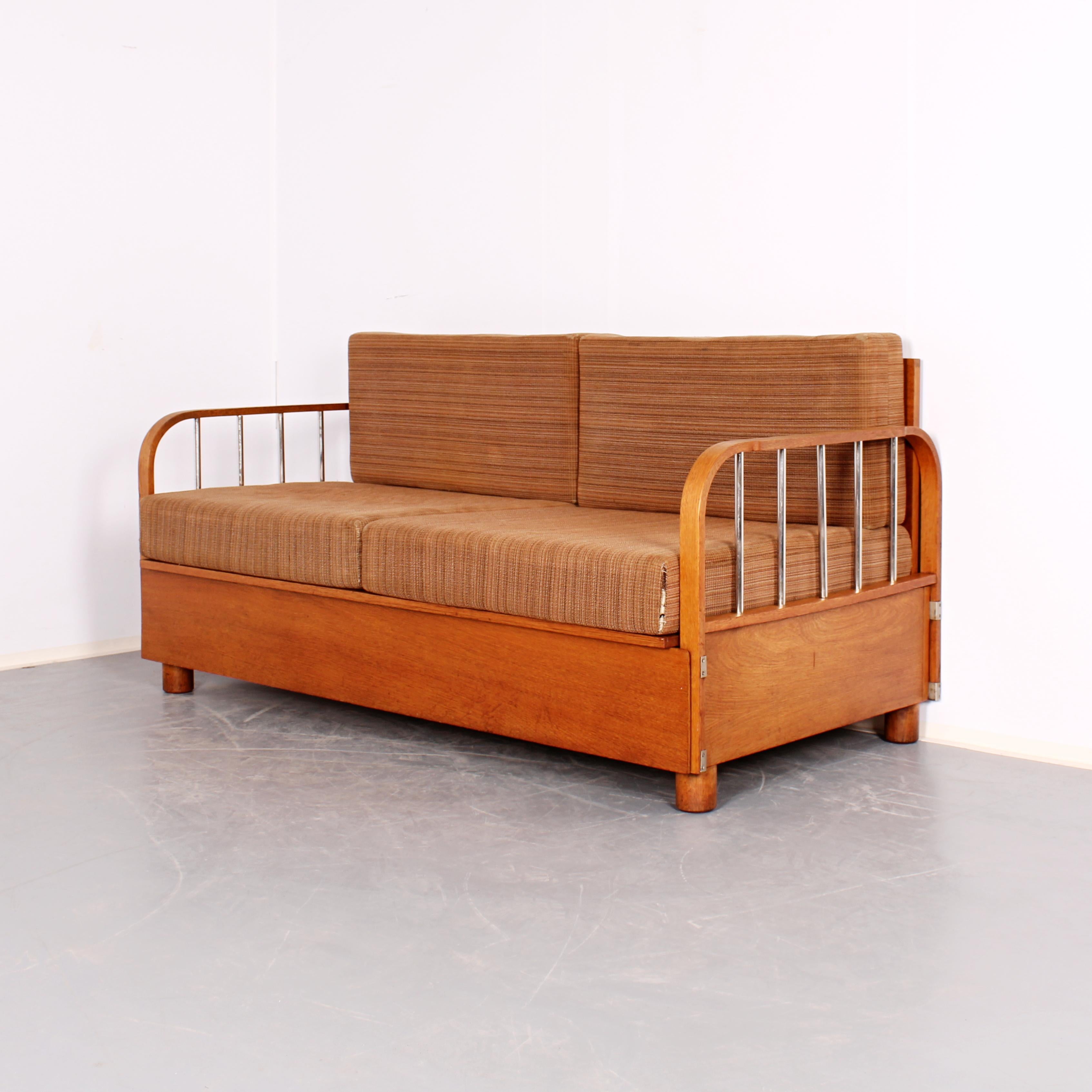 This functionalist sofa (model No. H-215) was designed by the eminent architect Jindrich Halabala for furniture comapny UP Zavody. The sofa was manufactured in the 1930, and is a lovely example of prewar Czechoslovak functionalism. The structure is