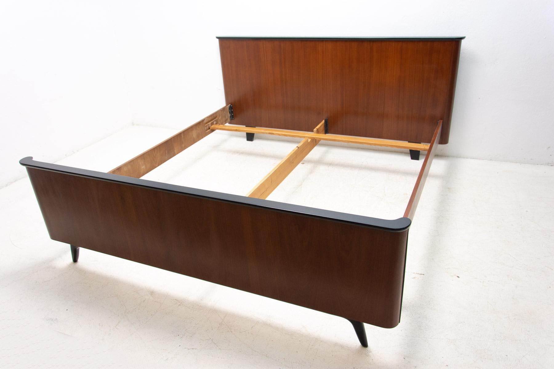 Functionalist Double Bed by Jindřich Halabala for UP Závody, 1950´s 8