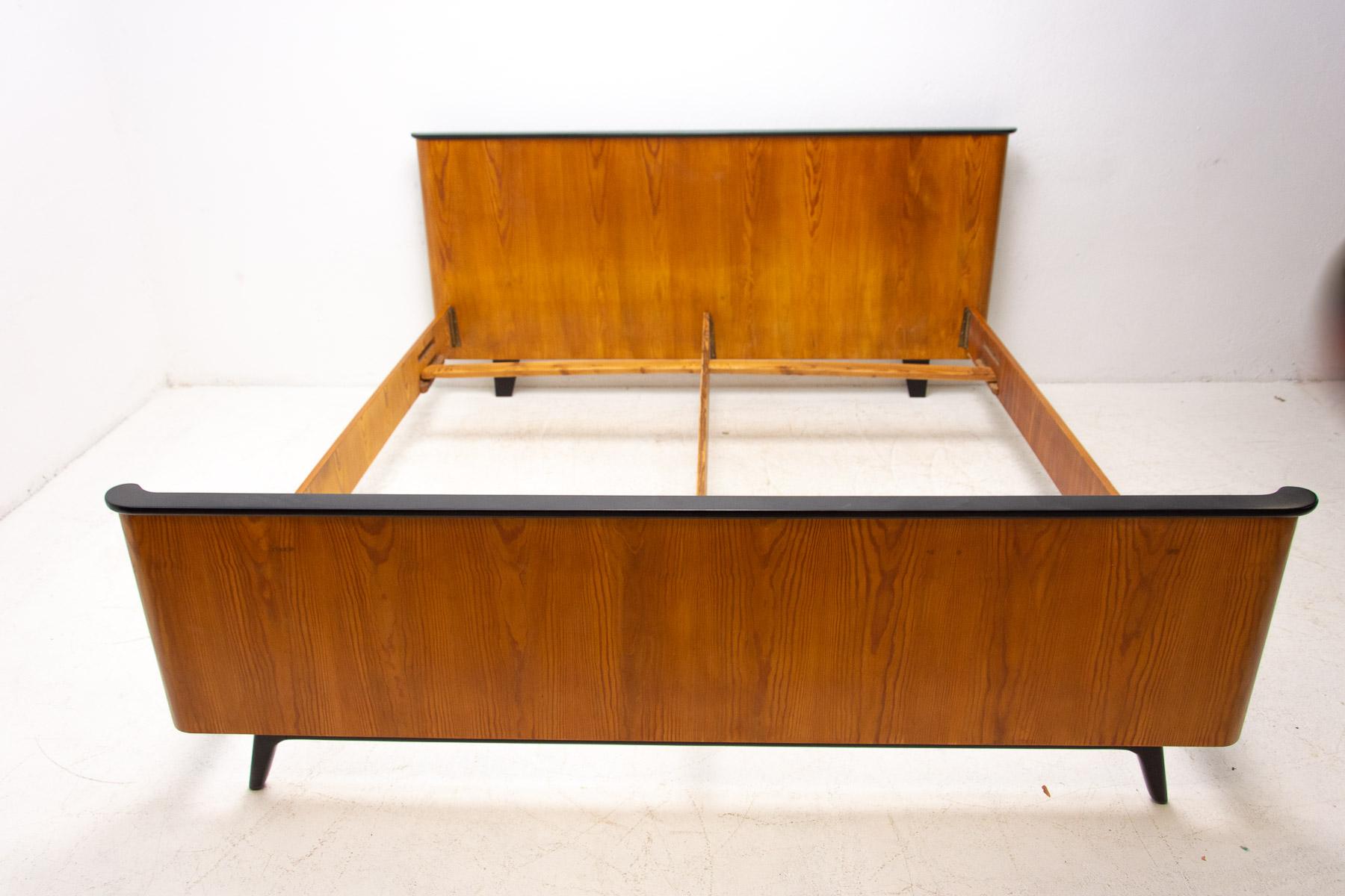 Functionalist double bed designed by Jindrich Halabala for UP Závody in the 1950´s.
It has an outstanding timeless design. It´s made of pine wood.
In excelent condition, fully refursbished.

The dimensions of the sleeping space for mattresses