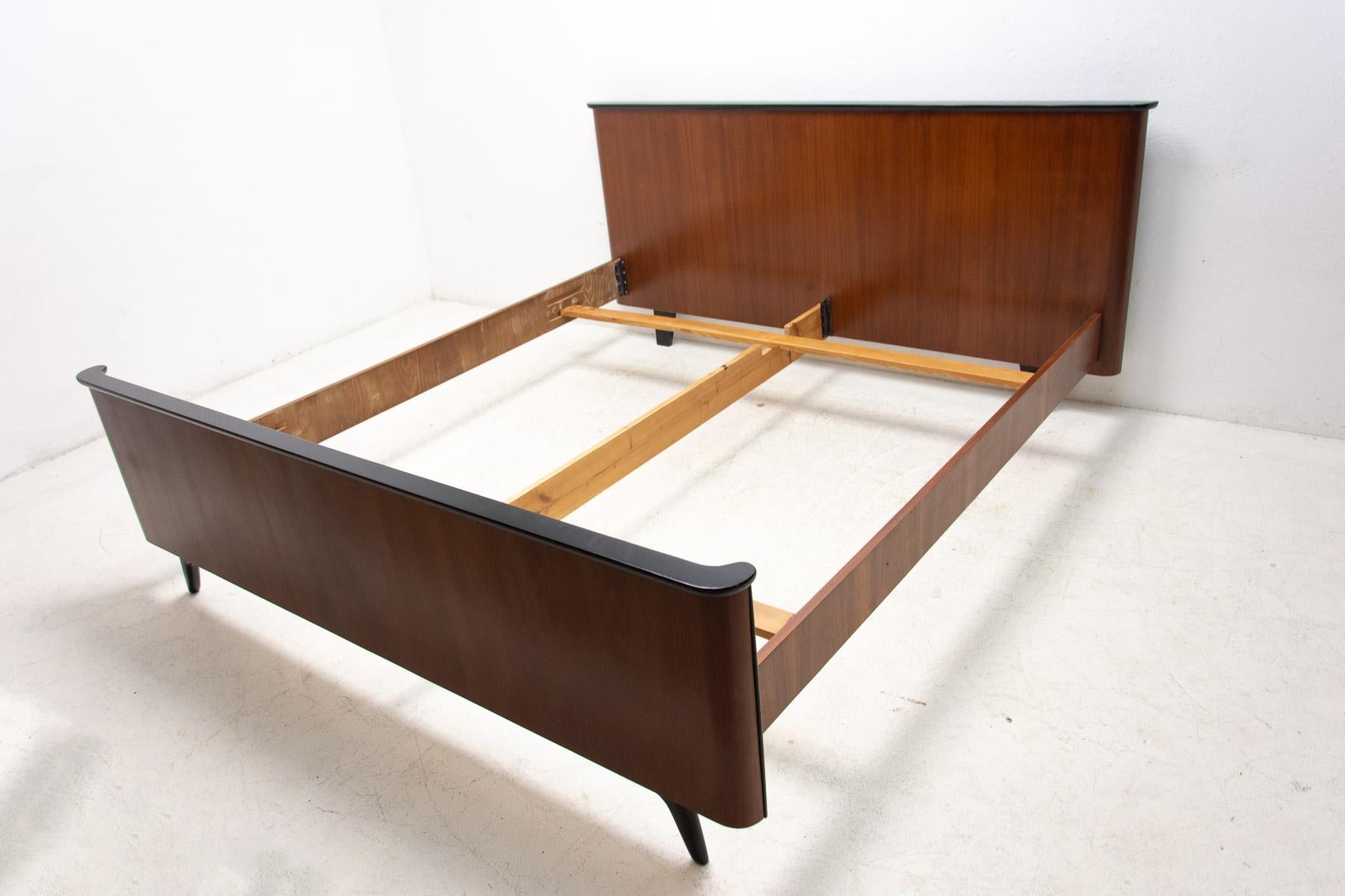Functionalist double bed designed by Jindrich Halabala for UP Závody in the 1950´s.
It has an outstanding timeless design. It´s made of mahogany wood.
In excelent condition, fully refursbished.

The dimensions of the sleeping space for