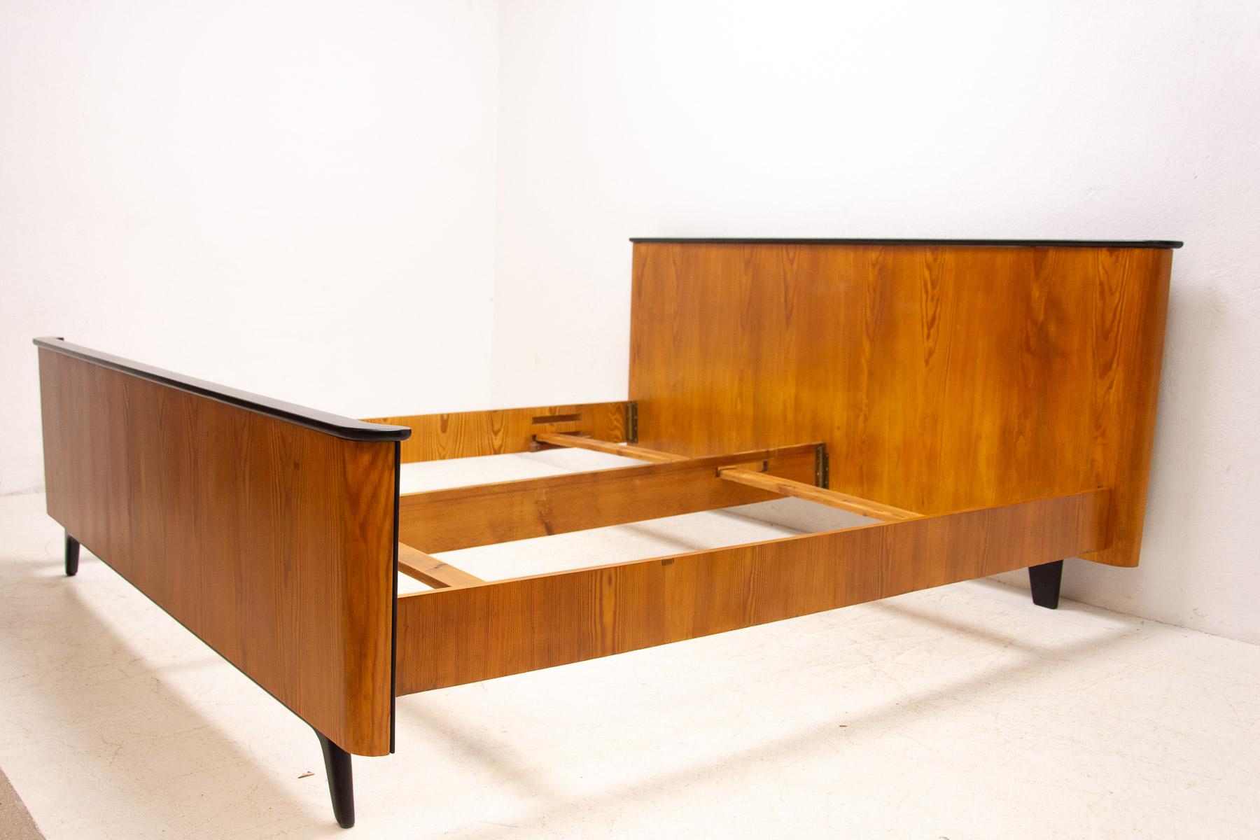 Functionalist Double Bed by Jindřich Halabala for UP Závody, 1950's In Excellent Condition In Prague 8, CZ