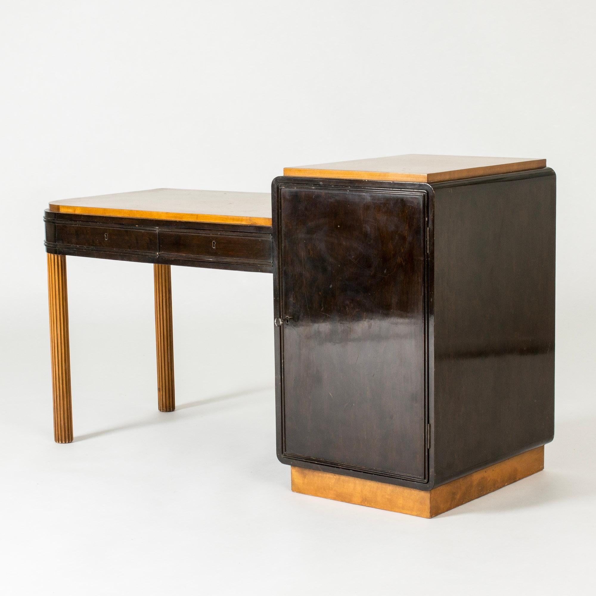 Functionalist entryway bench with drawers and small cabinet by Axel Einar Hjorth. Made from beech, partially stained black. Clean lines with rounded corners, legs embossed with stripes.

Height 55/65 cm.