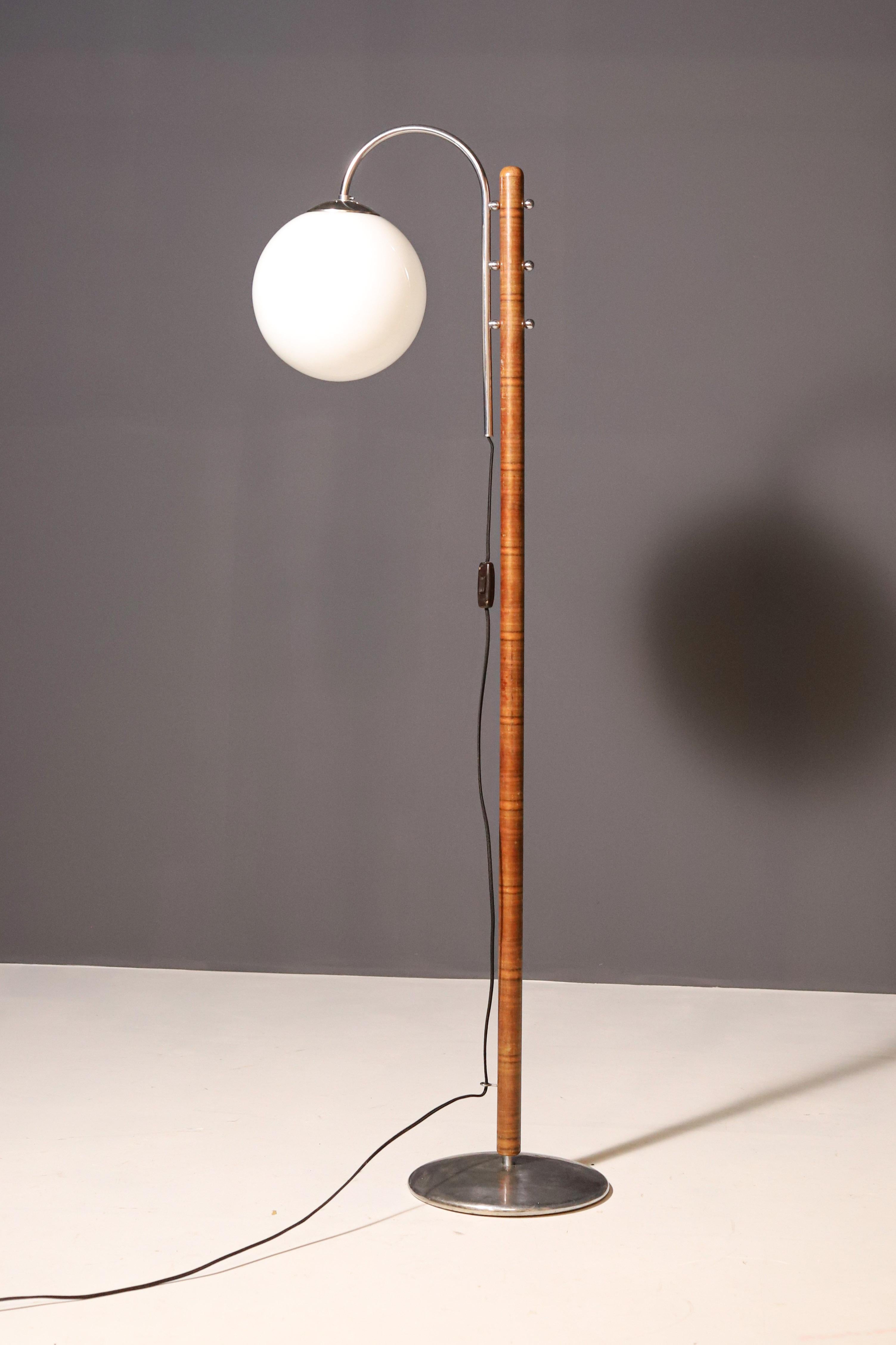 This elegant floor lamp, designed by Jindřich Halabala in the 1930s, is an iconic example of Functionalist and Bauhaus design. Manufactured by Spojené UP závody in Brno, it remains one of the most remarkable pieces of modernist lighting from its