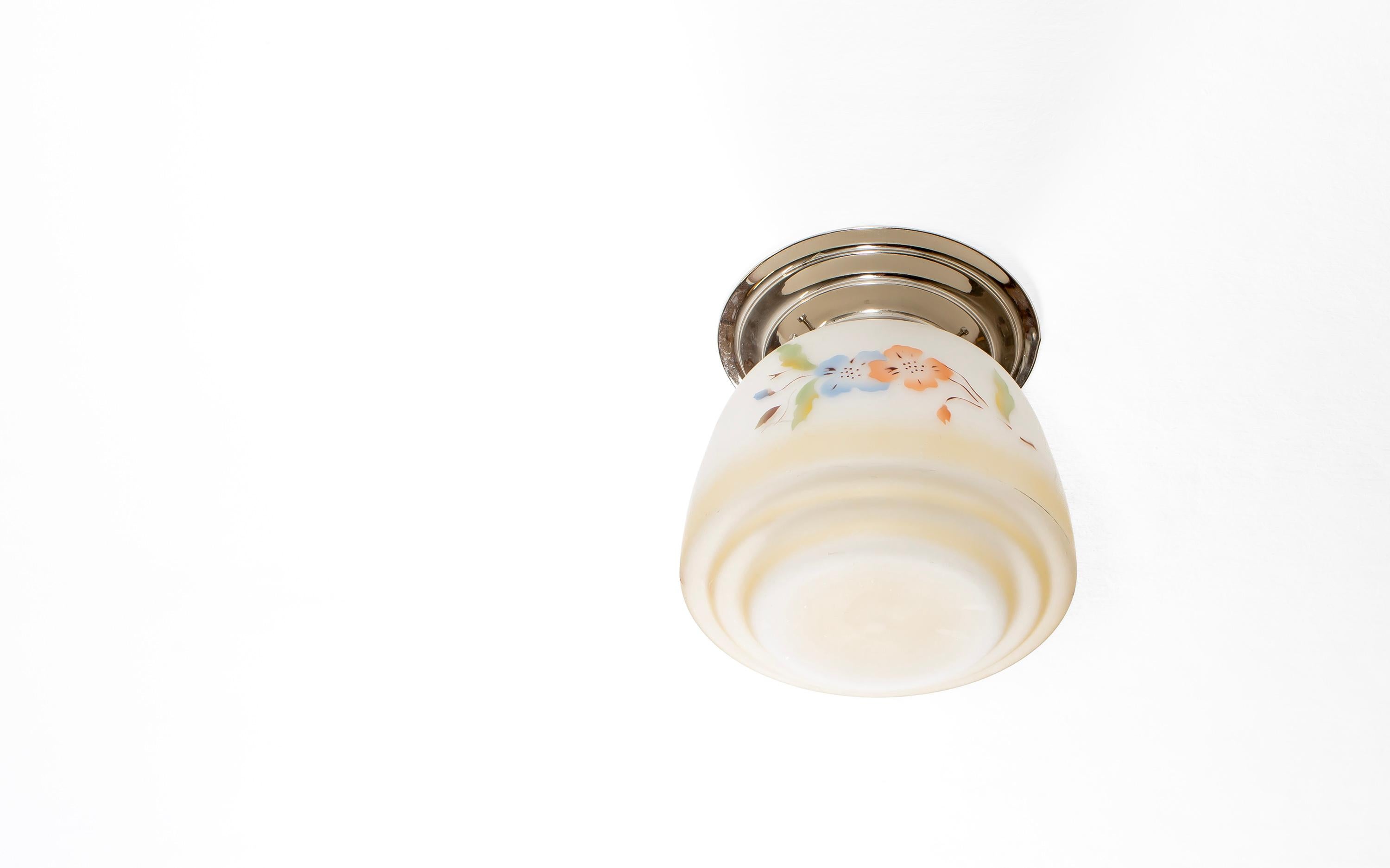 Plafonnier décoratif en verre opalin avec base en métal chromé. Conçue et fabriquée en Norvège à partir de la première moitié des années 1950. La lampe fonctionne parfaitement et est en bon état. Elle est équipée d'une douille pour ampoule E27