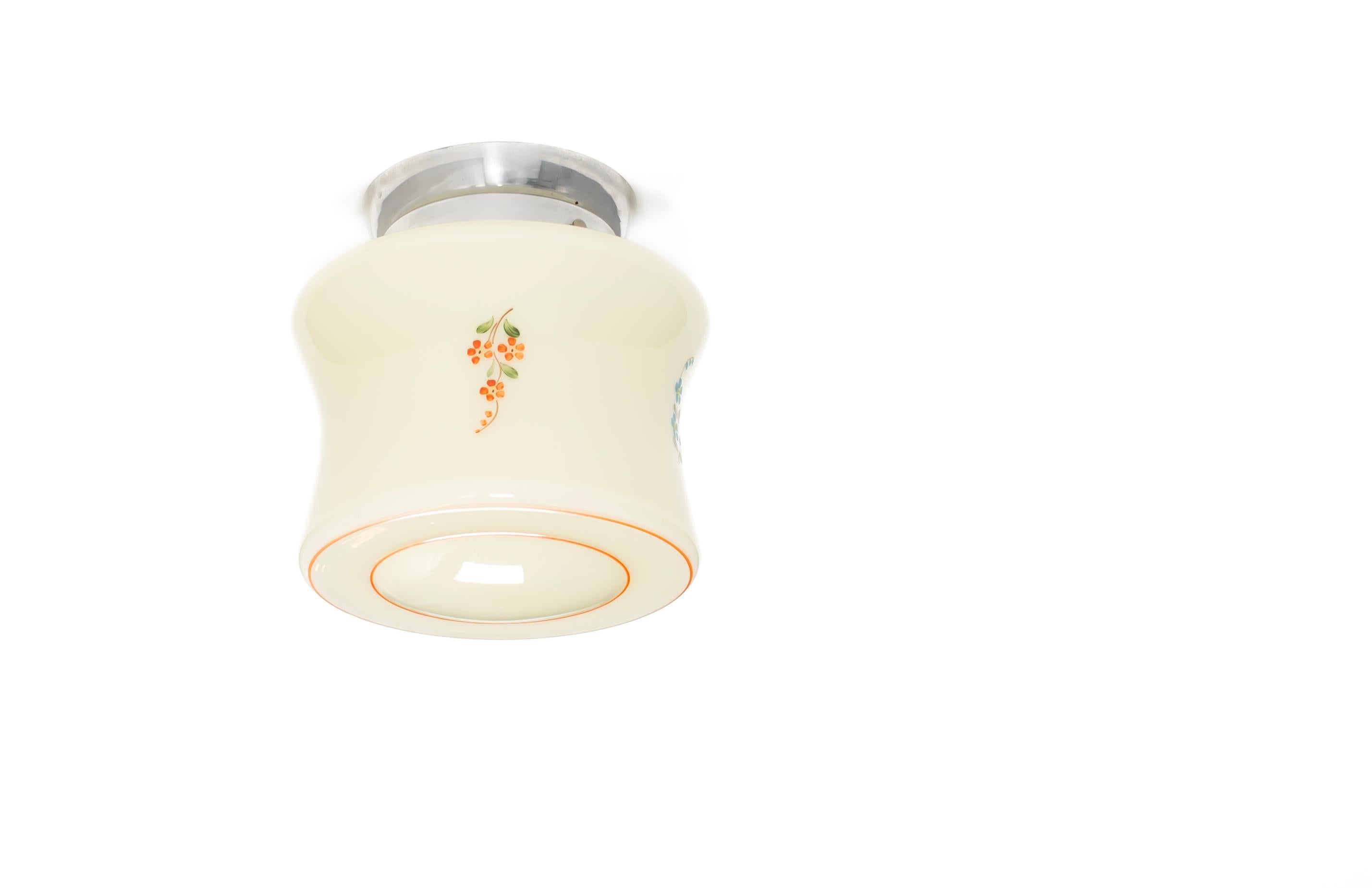 Merveilleuse lampe décorative avec abat-jour en verre opalin et base en métal chromé. Conçue et fabriquée en Norvège à partir de la première moitié des années 1950. La lampe fonctionne parfaitement et est en bon état. Elle est équipée d'une douille