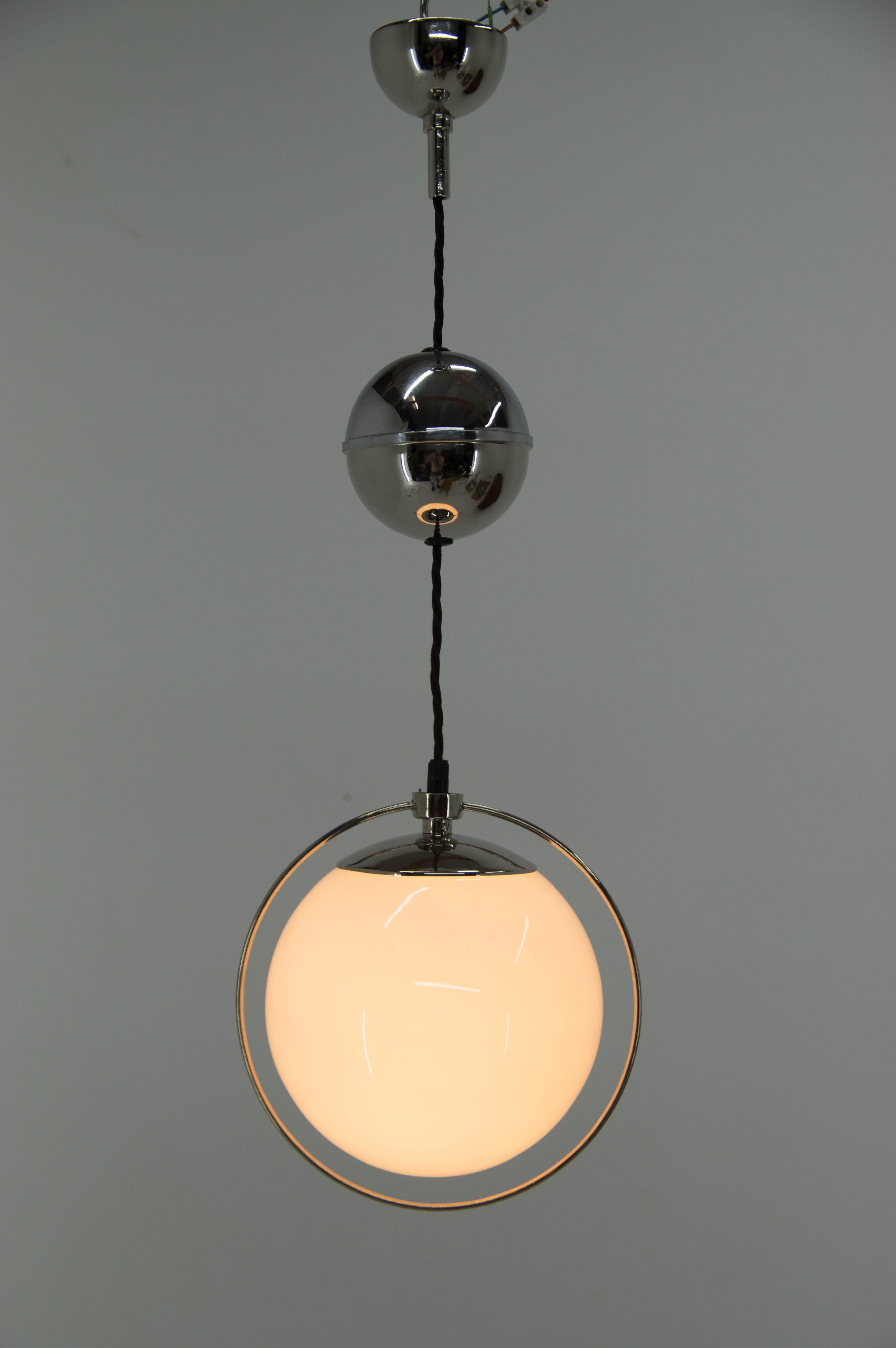 Restored, rewired, polished
max height - 110cm, min height - 68cm
Diameter of globe - 20cm
1x60W, E25-E27 bulb
US wiring compatible.
