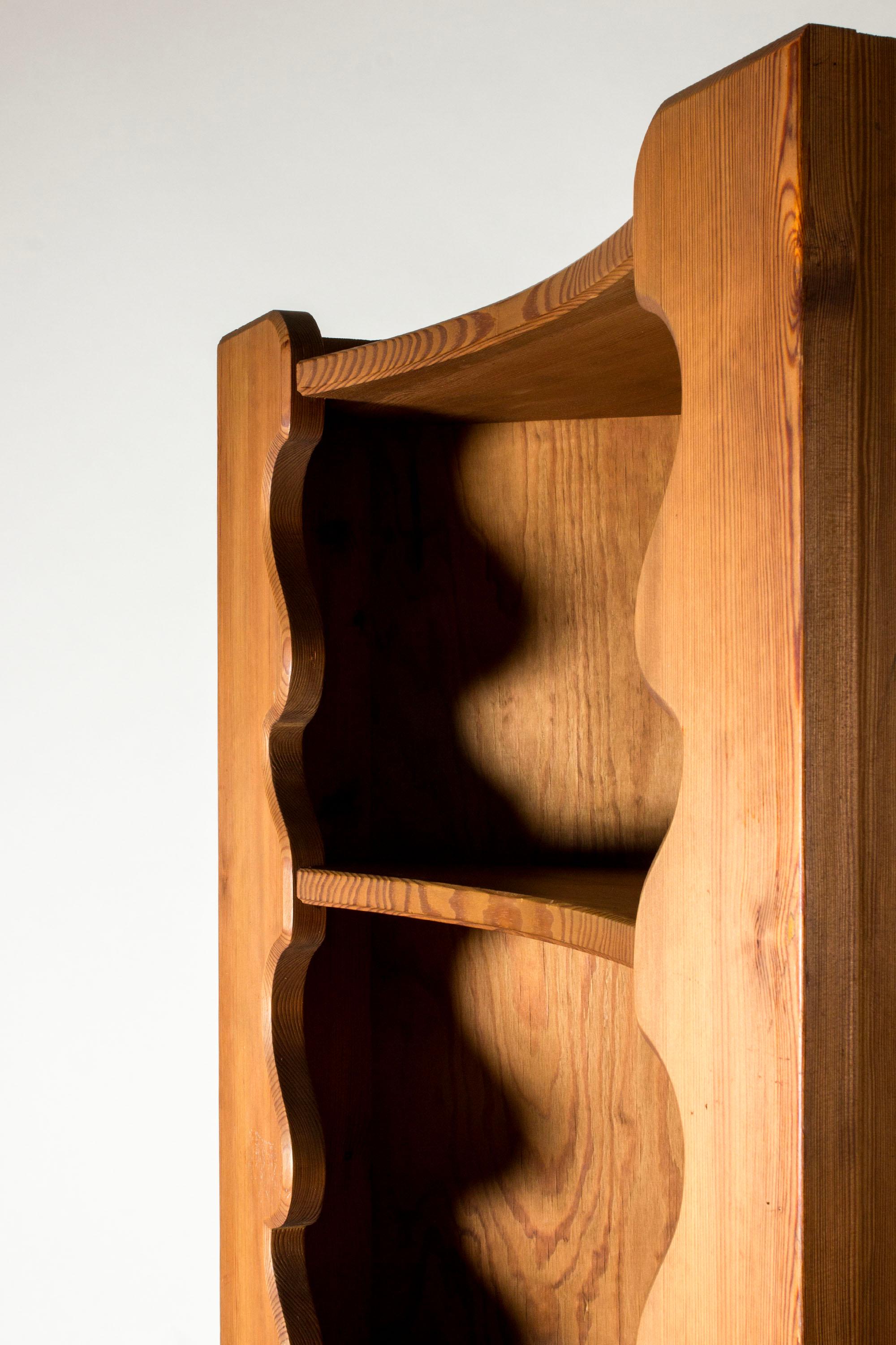 Cabinet d'angle fonctionnaliste en pin 