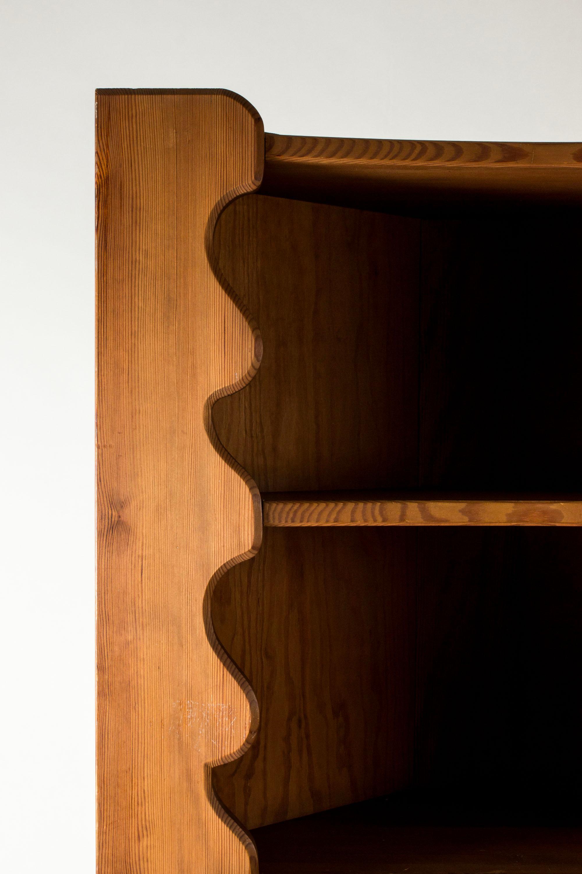 Scandinave moderne Cabinet d'angle fonctionnaliste en pin 