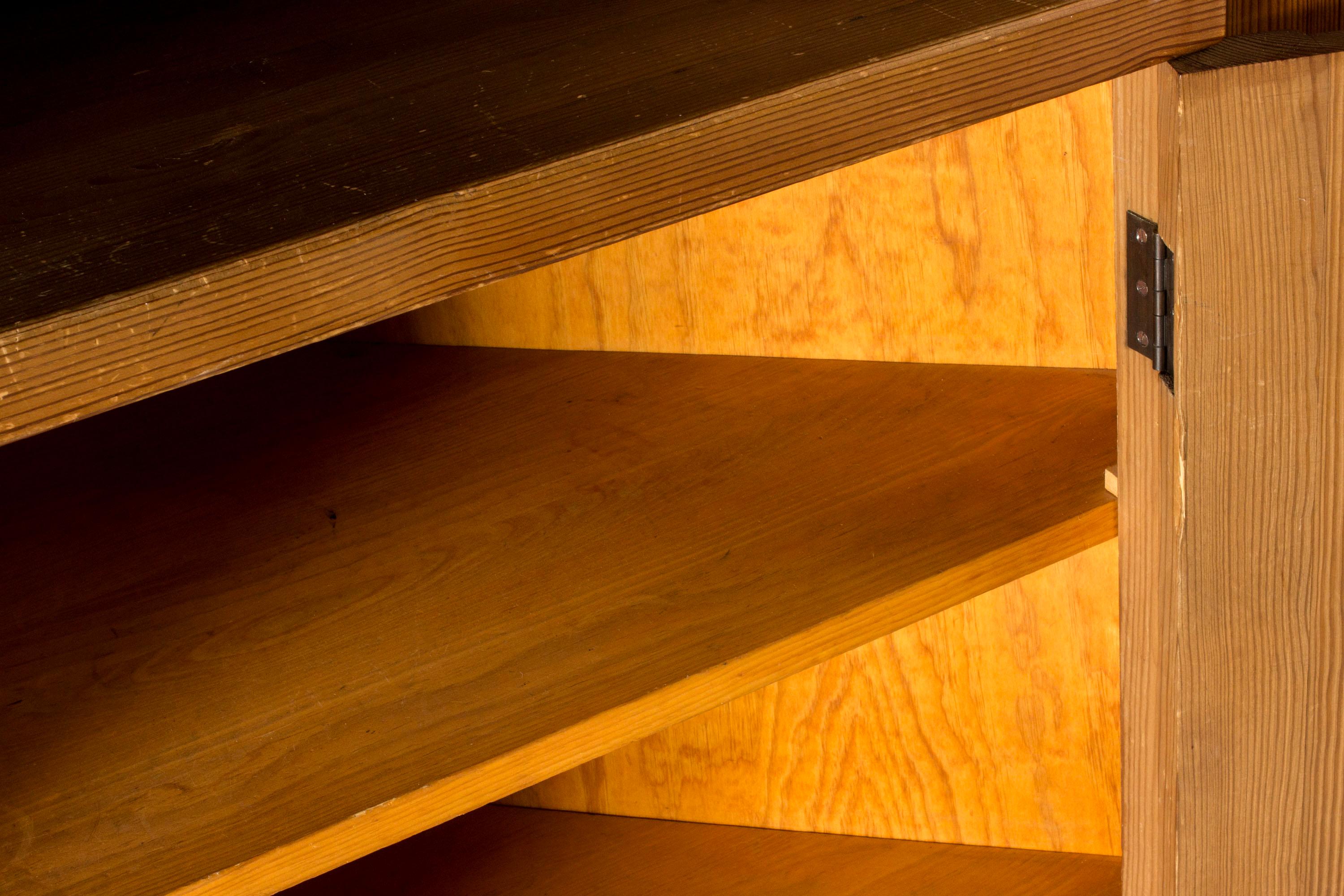 Cabinet d'angle fonctionnaliste en pin 
