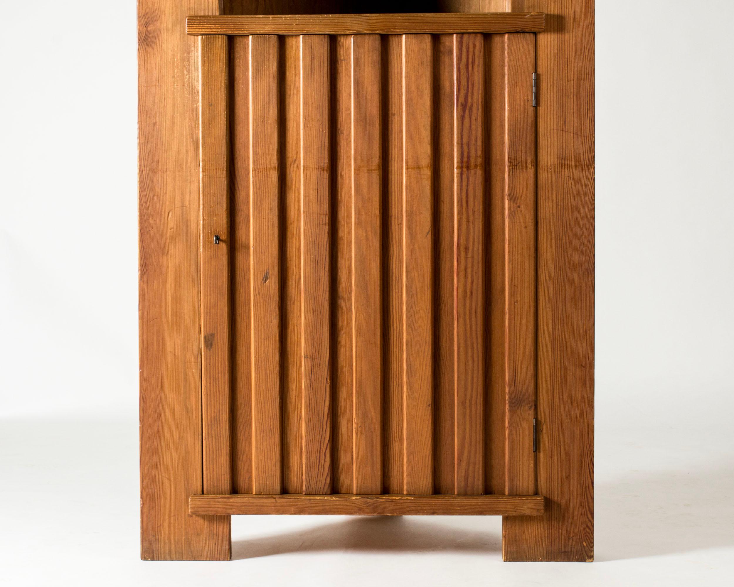 Milieu du XXe siècle Cabinet d'angle fonctionnaliste en pin 