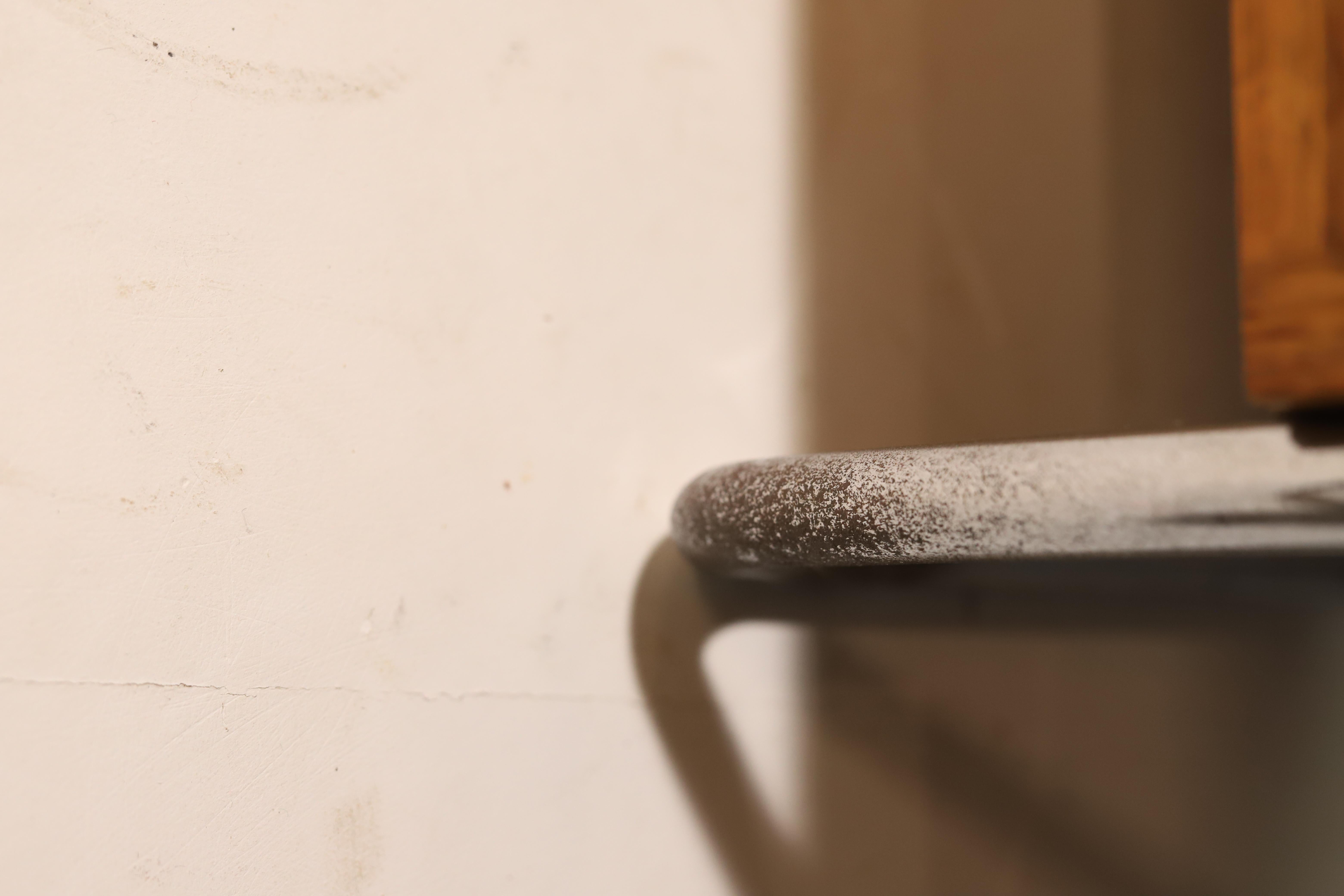 Questo tavolo funzionalista unico è stato prodotto dal produttore cecoslovacco Kovona e fungeva da tavolino o comodino. Il suo design senza tempo combina elementi in legno con un'elegante struttura cromata, dando al pezzo un senso di leggerezza e
