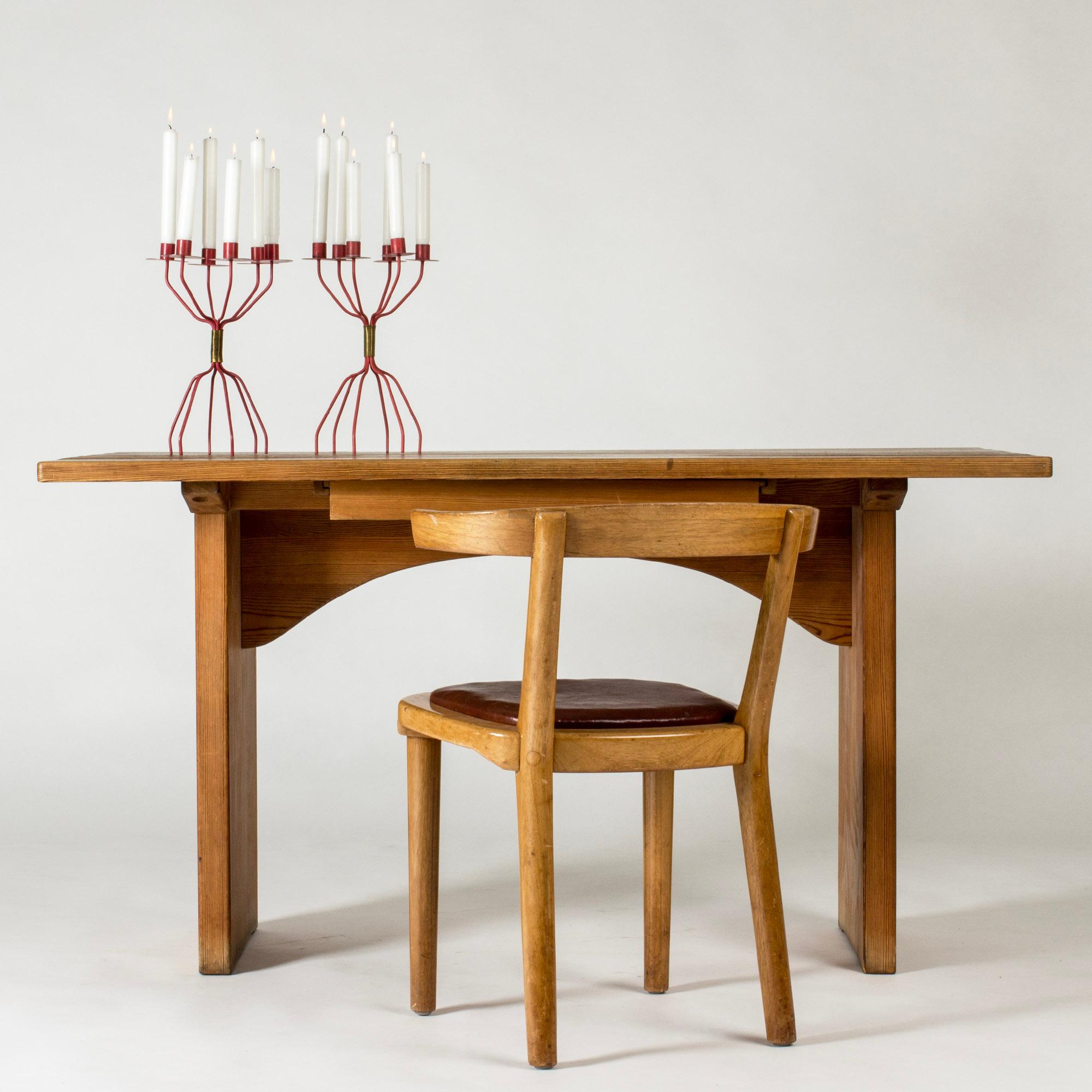 Striking desk by Carl Malmsten, in a rustic design, model called “Skissbordet” (“The Sketching Table”). Made from pine with clean lines, discreet drawer under the table top.
