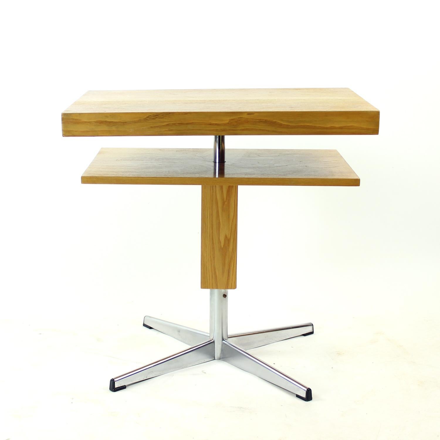 Ein schöner und vielseitiger Couchtisch, der minimalistisches Design mit funktionalistischen Prinzipien verbindet. Das aus warmem Eschenholz und langlebigem Edelstahl gefertigte Möbelstück verfügt über zwei kreisförmige Holzflächen - eine oben und