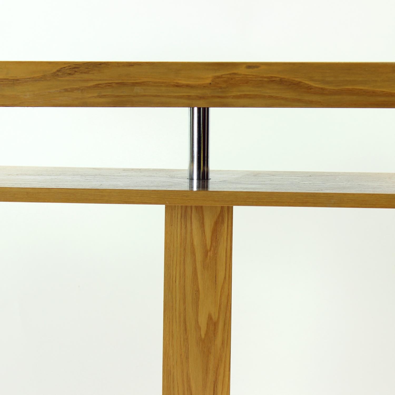 Funktionalistischer drehbarer Couchtisch aus Stahl und Eschenholz, 1960er Jahre (Moderne der Mitte des Jahrhunderts) im Angebot