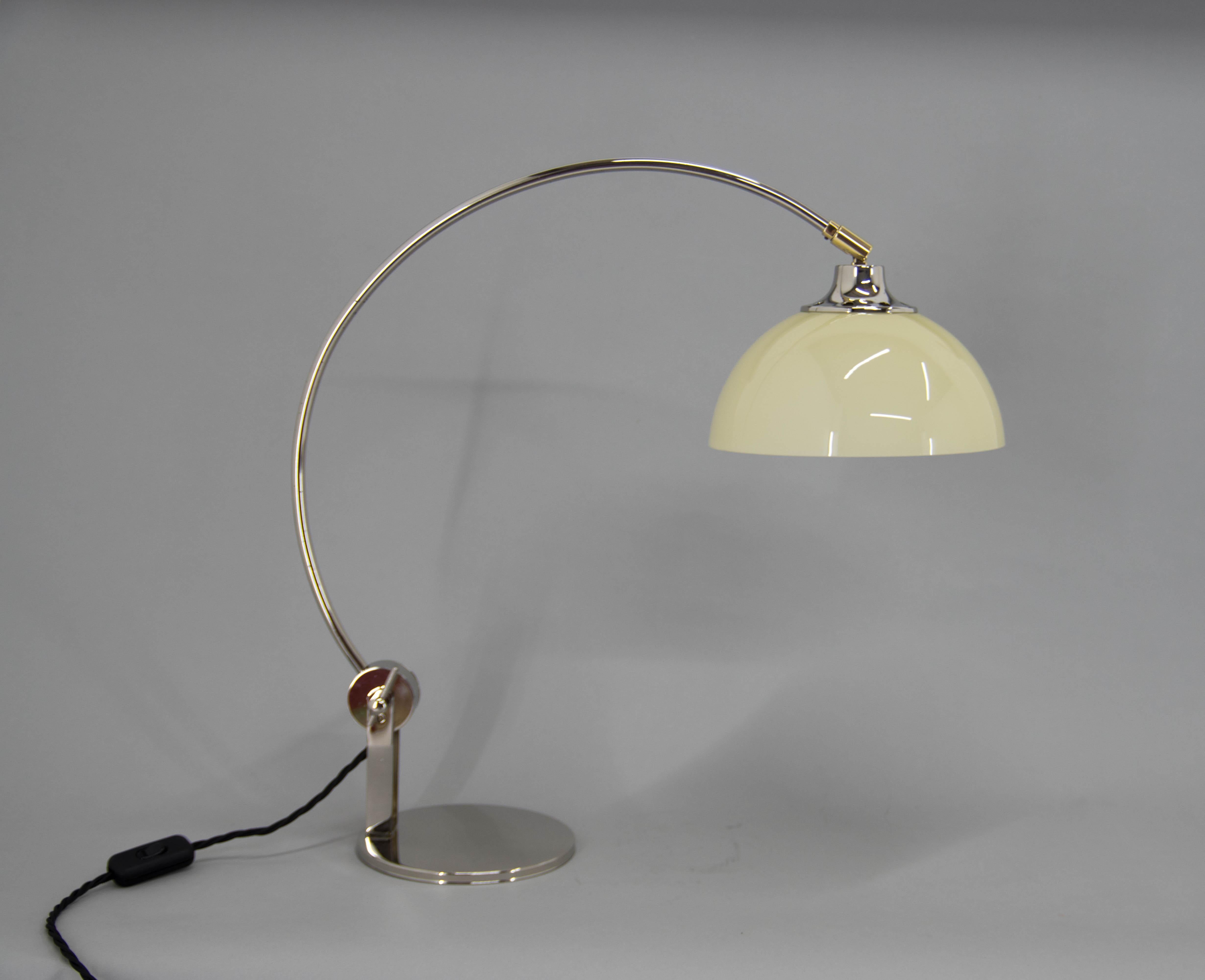 Table lamp with adjustable height and shade. 
Restored: excellent condition.
Rewired: 1x40W, E25-E27 bulb
US plug adapter included