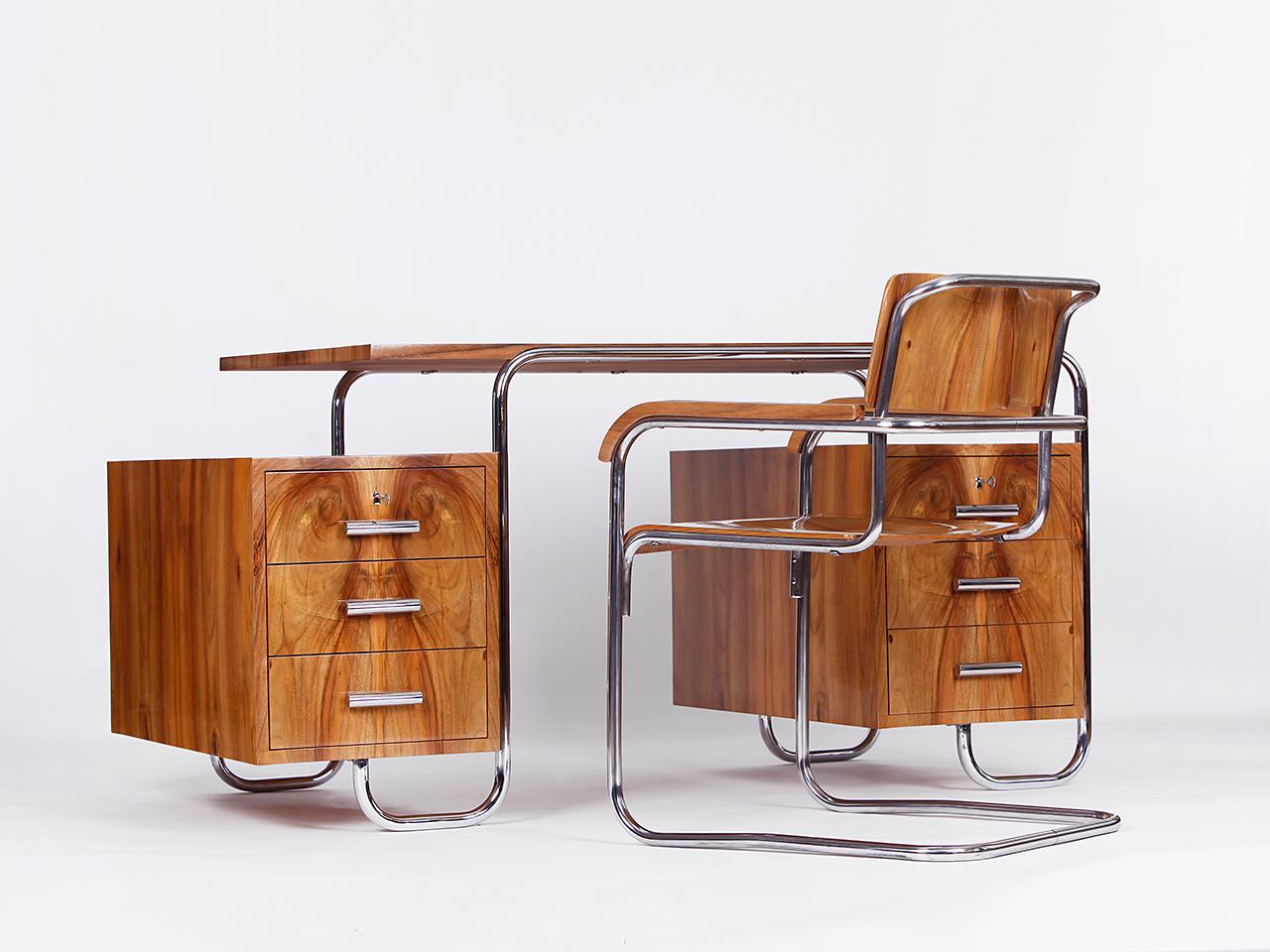 Funktionalistischer Stahlrohrschreibtisch von Hynek Gottwald und Stuhl von Slezak 1930er Jahre.
Dieser einzigartige Schreibtisch mit einem sehr schönen Nussbaumfurnier wurde komplett restauriert. 
Der passende Stuhl stammt von Slezak und wurde