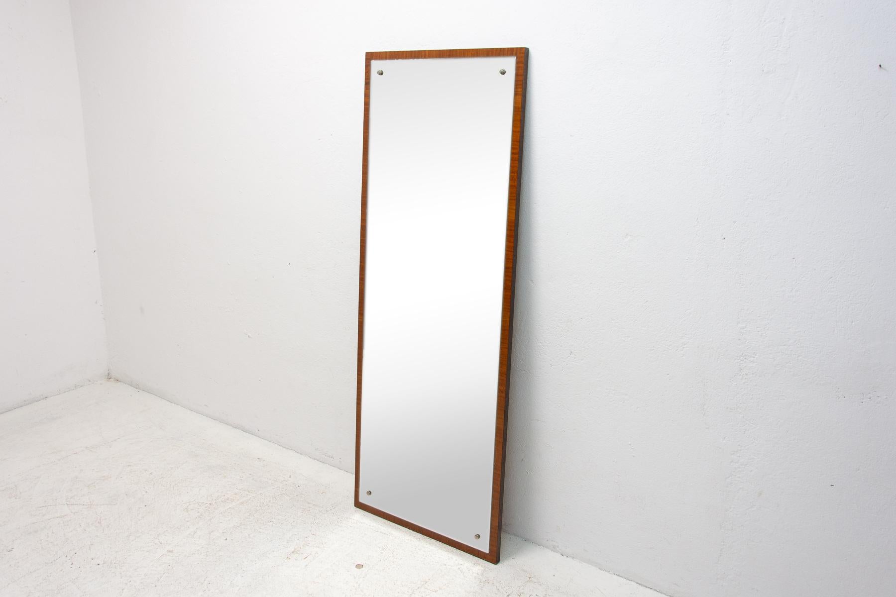 This mirror was made in the former Czechoslovakia in the 1930´s.
Veneered in walnut. In good Vintage condition.

Height: 155 cm

Width: 59 cm

Depth: 3 cm.