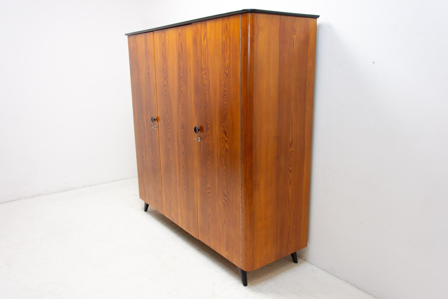 Functionalist Wardrobe by Jindřich Halabala for UP Zavody, 1950´s, Czech. In Excellent Condition In Prague 8, CZ