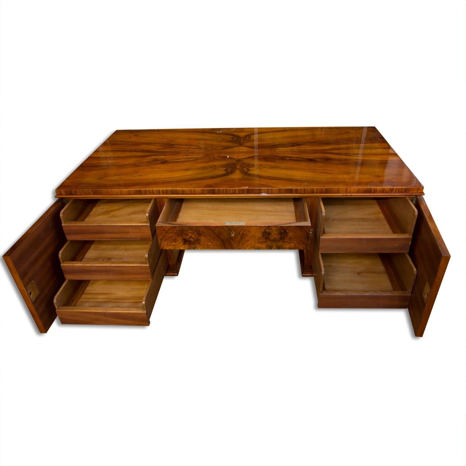 Functionalist Writing Desk in Walnut, 1930s, Bohemia In Excellent Condition In Prague 8, CZ