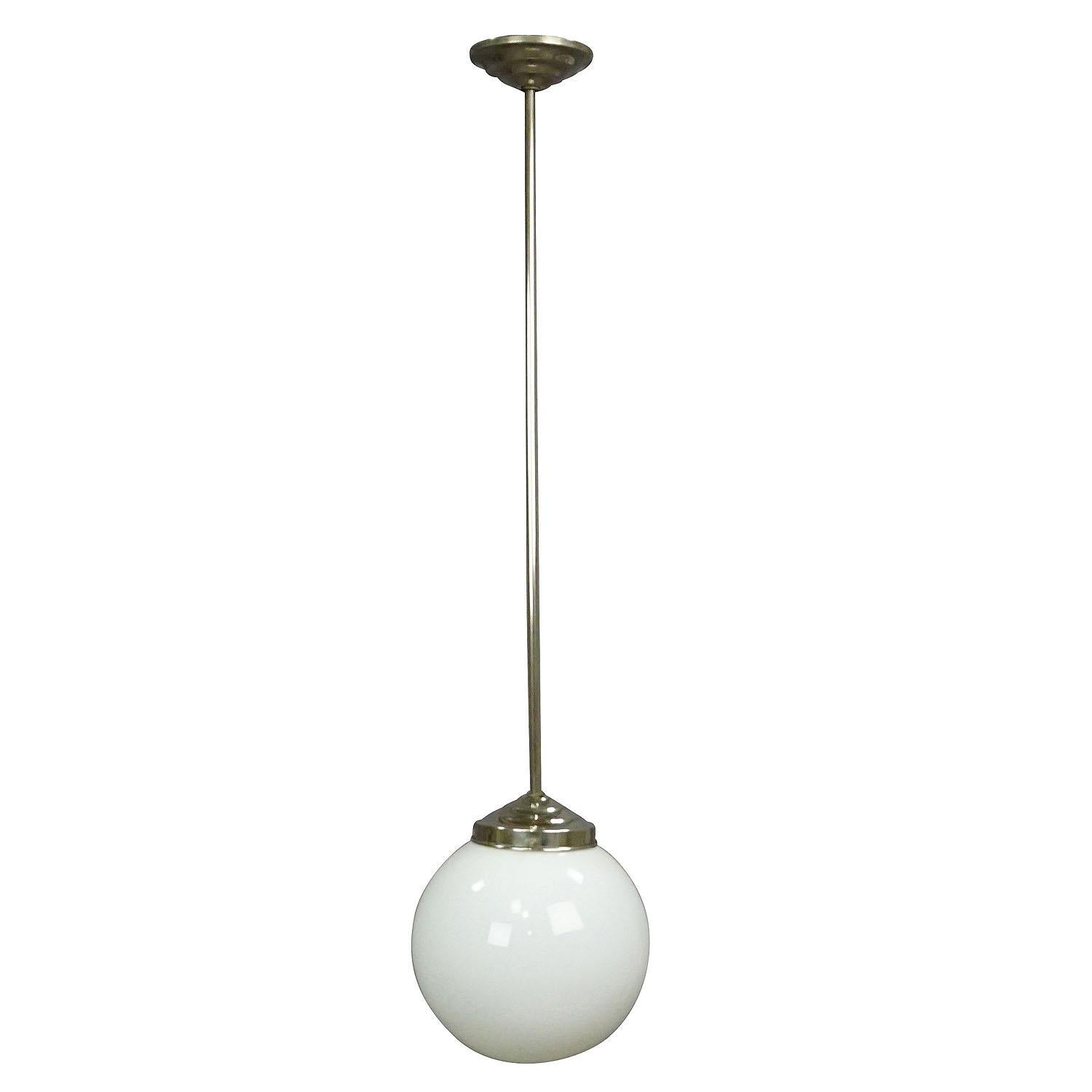 Lampe suspendue ancienne de style Bauhaus avec un abat-jour en verre opalin blanc et une armature en métal chromé. Câblage renouvelé, en état de marche. Avec douille de lampe à culot international E27.

Mesures : Hauteur 22.05
