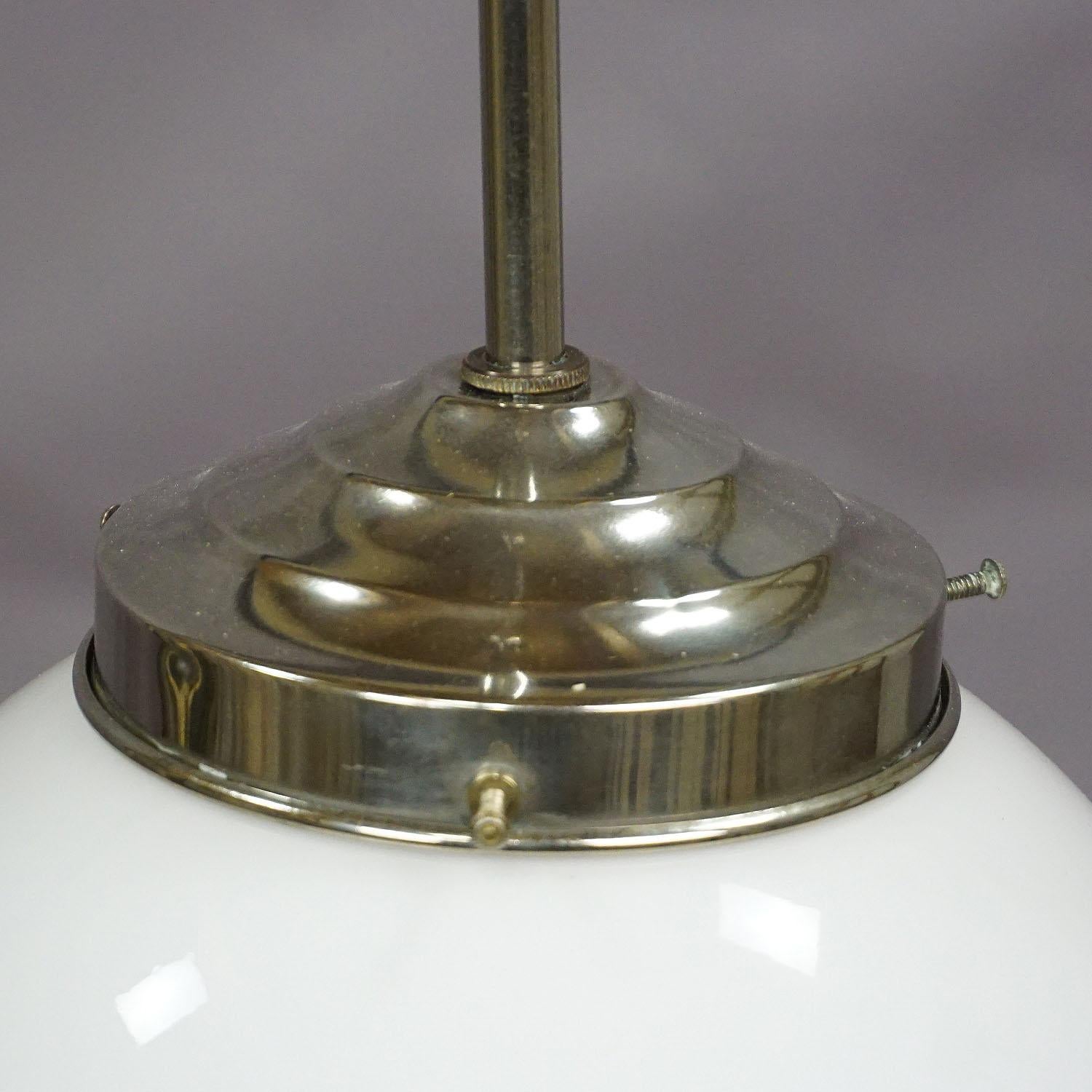 Lampada a sospensione funzionalista in stile Bauhaus con paralume in vetro opalino In condizioni buone in vendita a Berghuelen, DE