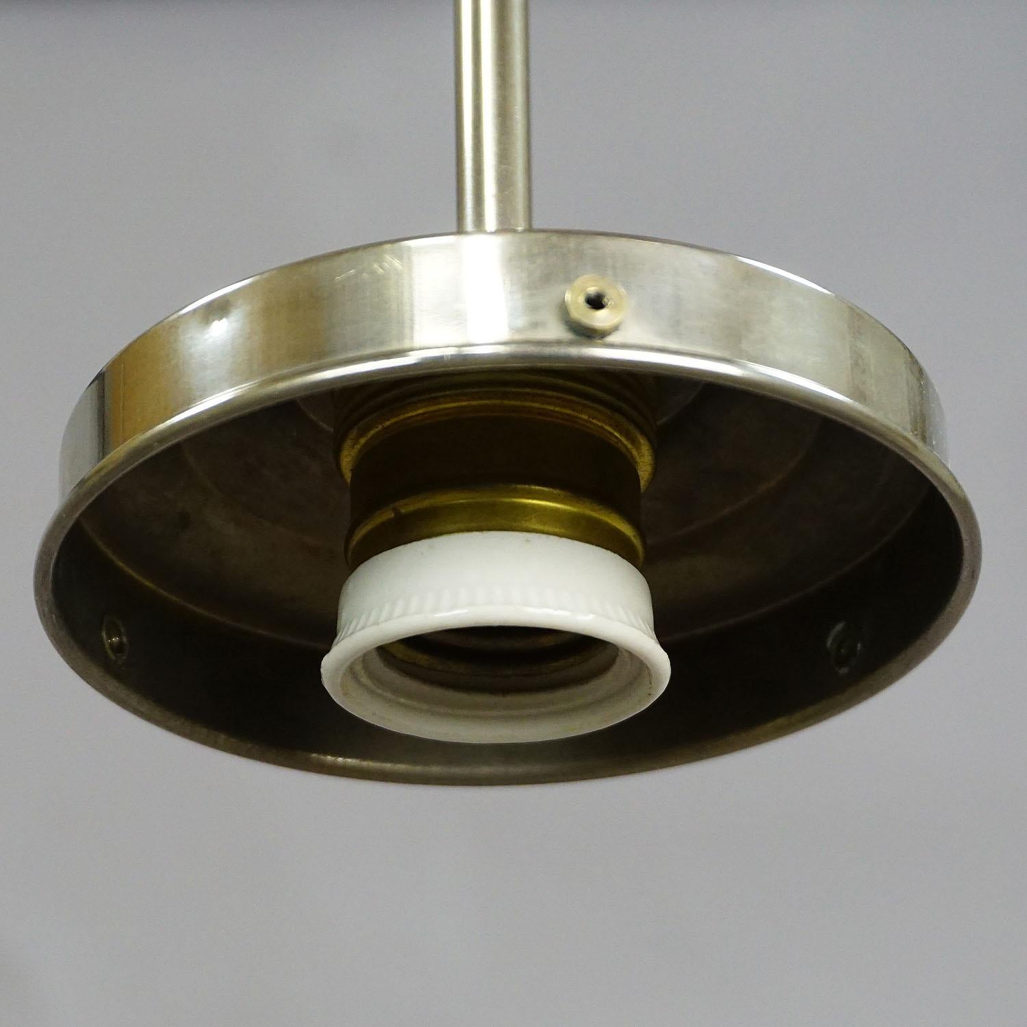 Verre opalin Lampe à suspension fonctionnelle de style Bauhaus avec abat-jour en verre opalin en vente