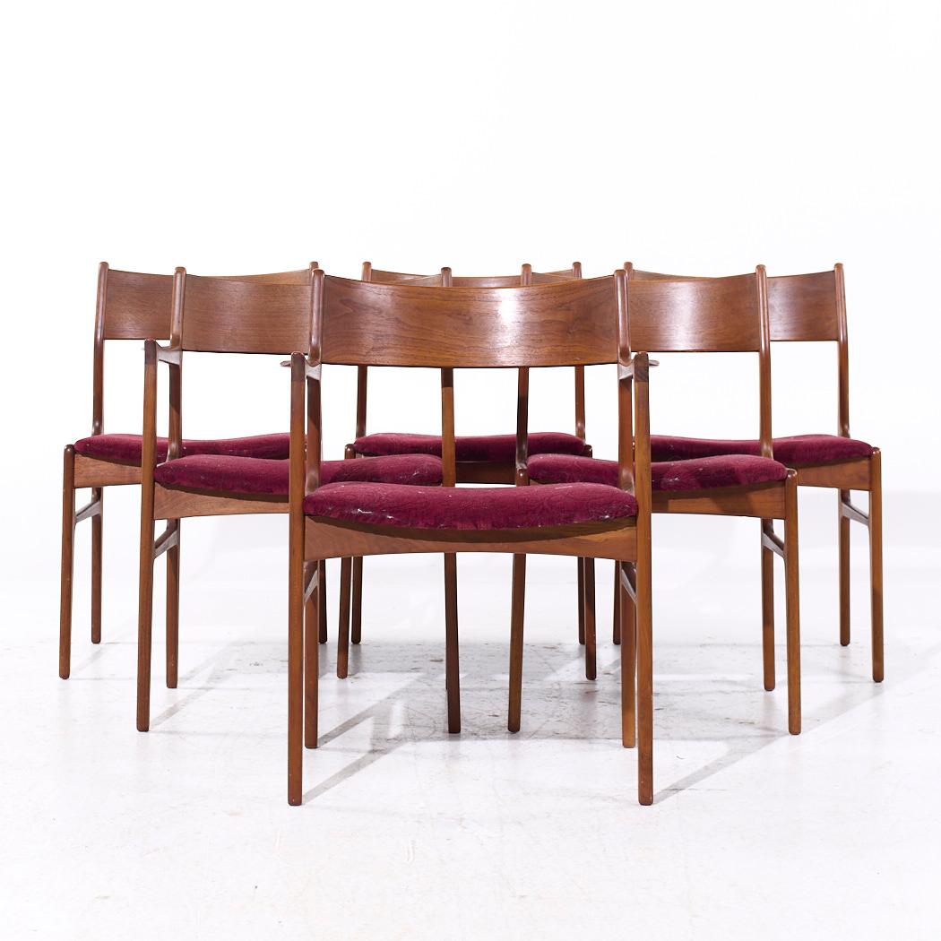 Funder-Schmidt & Madsen Dänische Teakholz-Esszimmerstühle aus der Mitte des Jahrhunderts - 6er-Set

Jeder armlose Stuhl misst: 18,25 breit x 21 tief x 31,5 hoch, mit einer Sitzhöhe von 17,5 Zoll
Jeder Kapitänsstuhl misst: 23,75 breit x 22 tief x