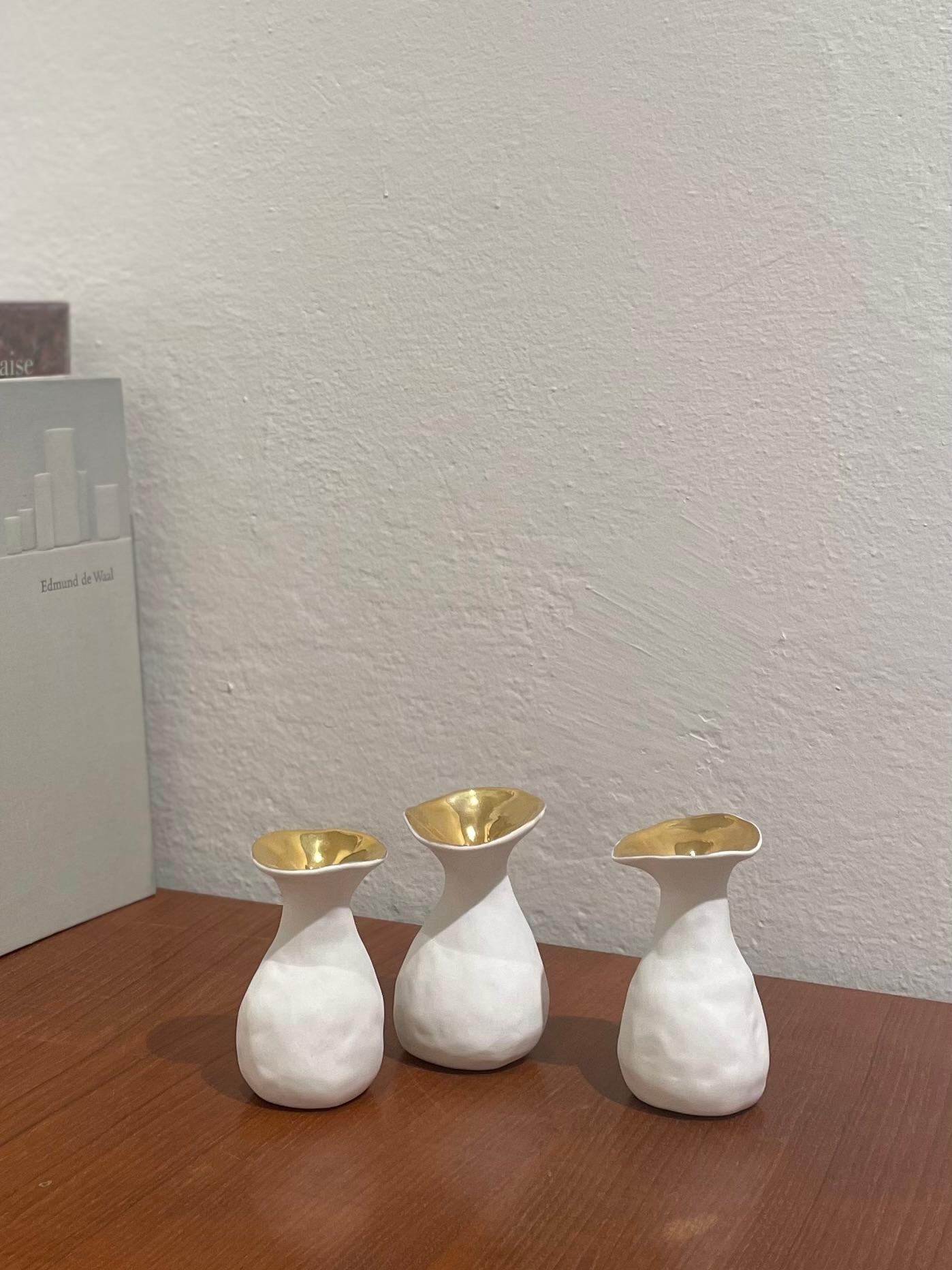 Ti presentiamo i vasi FUNGHI in porcellana fatti a mano dell'esclusiva collezione FREE di JHA Porcelain. Questi vasi organici unici, costruiti a mano, sono realizzati con la tradizionale tecnica della bobina, che rende ogni pezzo unico nel suo