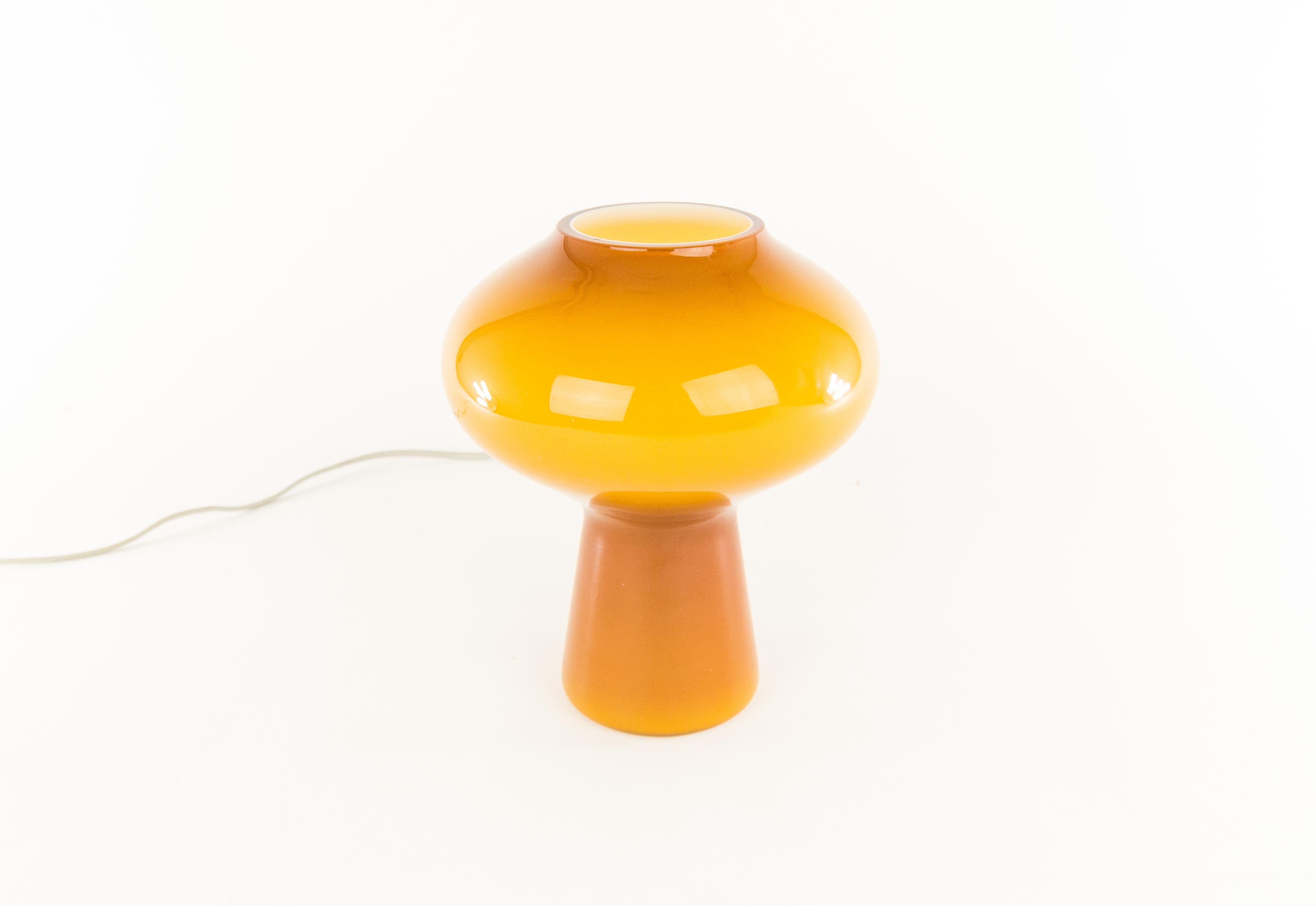 A handblown amber colored glass Fungo table lamp designed by Massimo Vignelli at the start of his impressive career in design and executed by Murano glass specialist Venini.

These lamps were made in various sizes: this is a medium high variant of