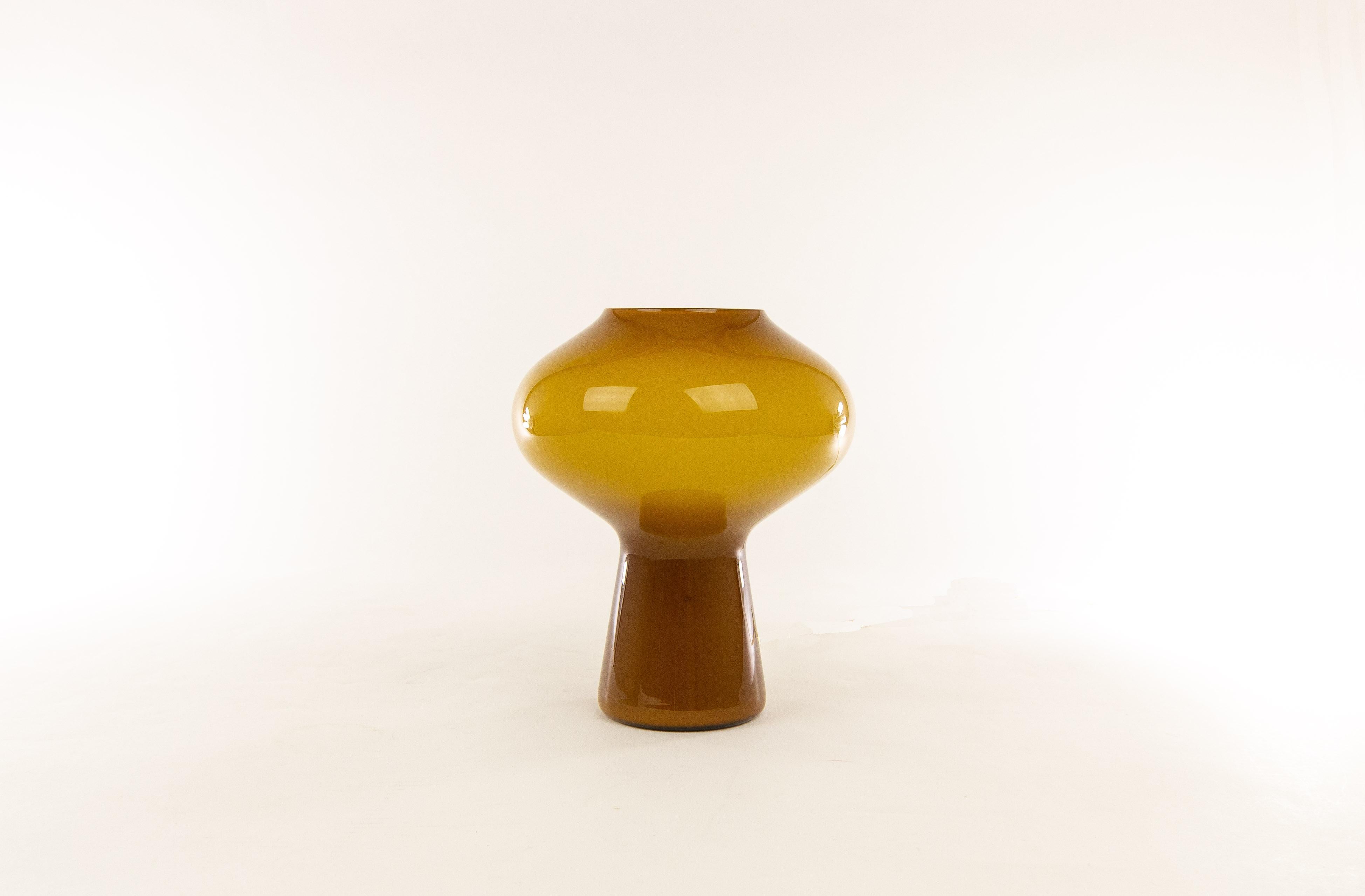 A hand-blown amber coloured glass Fungo table lamp designed by Massimo Vignelli for Murano glass specialist Venini. Fungo was the first joint project of Massimo Vignelli and Paolo Venini. 

Fungo was made in various sizes: this is a medium high