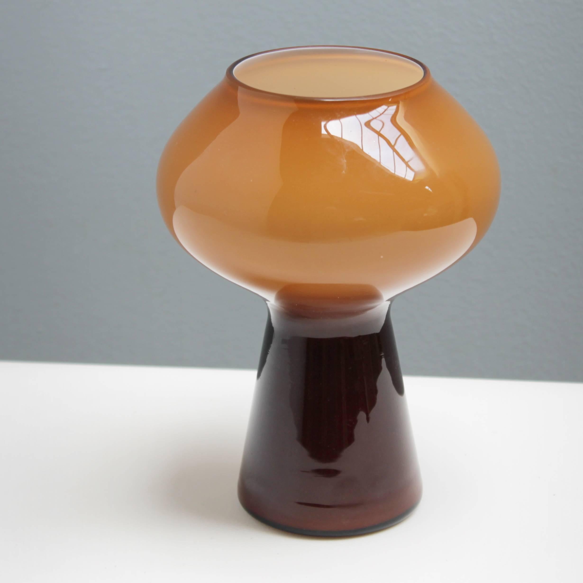 The ‘Fungo’ or Zaffiro 4000 table lamp by Massimo Vignelli for Venini, Italy 1950s.
This is the small version, dimensions: height 7.9 in. (20 cm), diameter 5.5 inches (14 cm). Handblown Murano glass. We can also offer you a large white 'Fungo'
