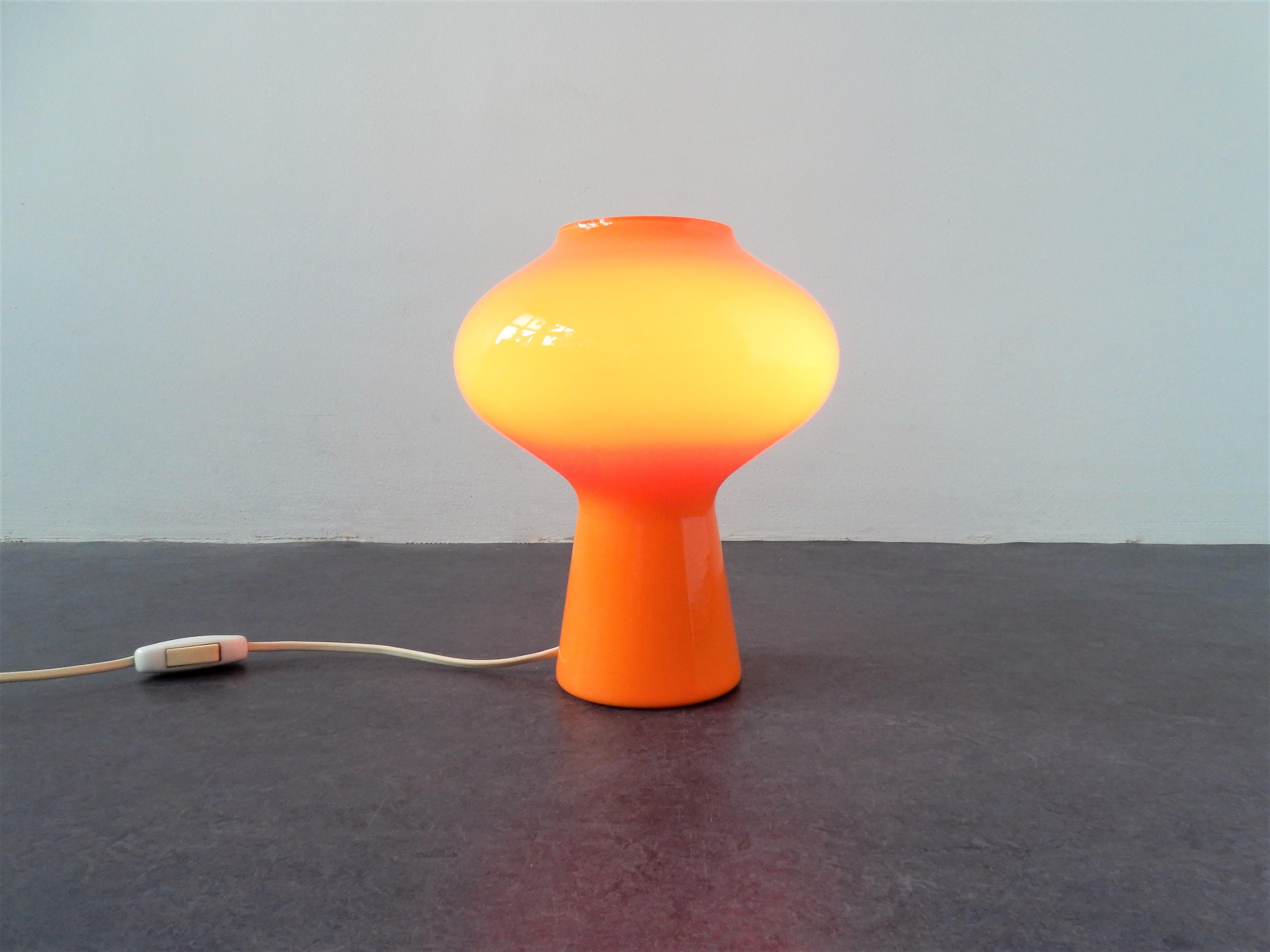 This orange Murano glass table lamp goes by the name of 'Fungo', this translates to Mushroom. A design by Massimo Vignelli and produced by Venini. Italian designed glass lighting from the 1950s. This lamps is in an excellent condition with no chips