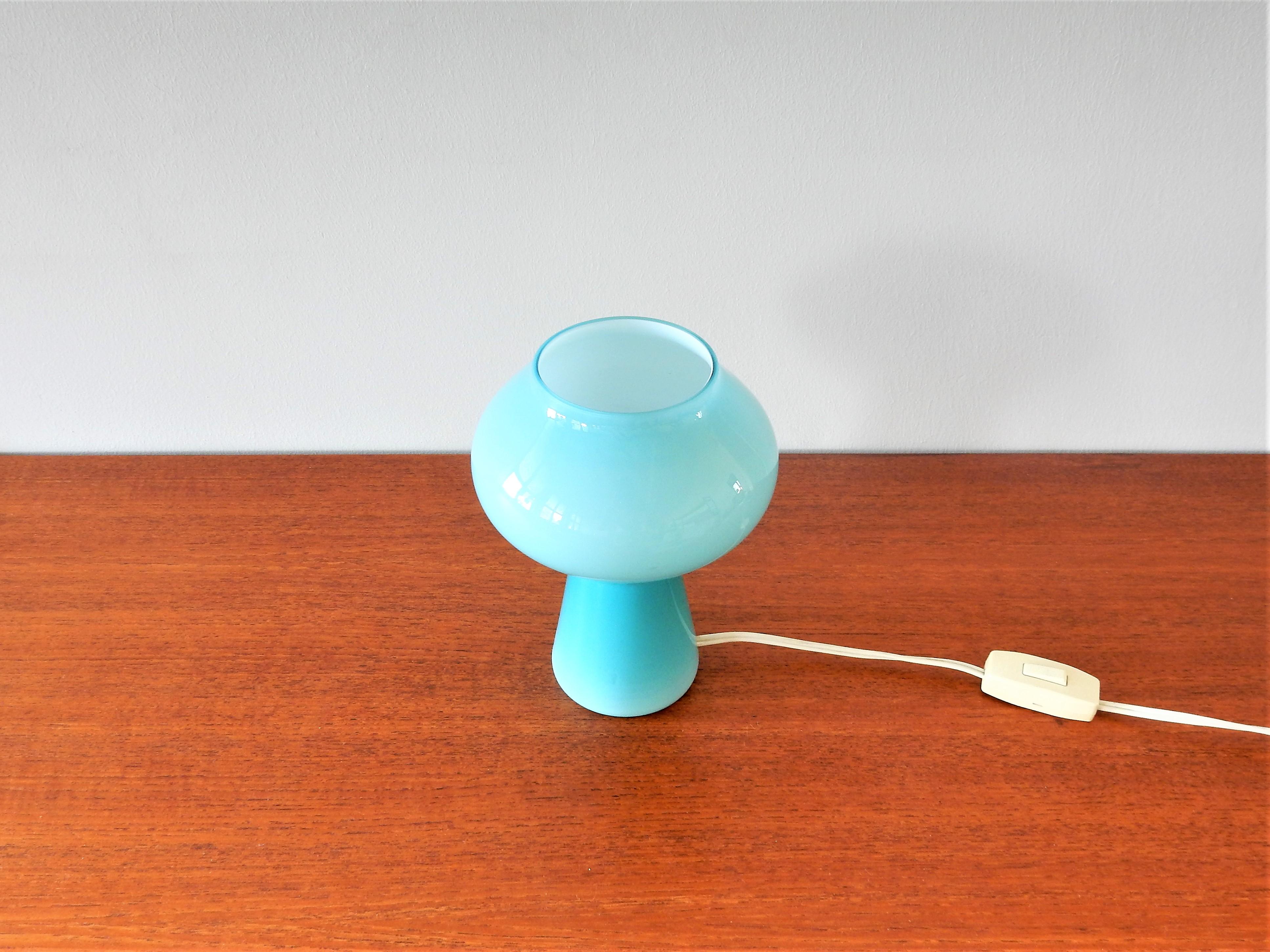 This beautiful ocean blue Murano glass table lamp, model 'Fungo', was designed by Massimo Vignelli for Venini in Italy in the 1950s. It was in production for several decades. These lights were produced in different sizes. This is smaller version.