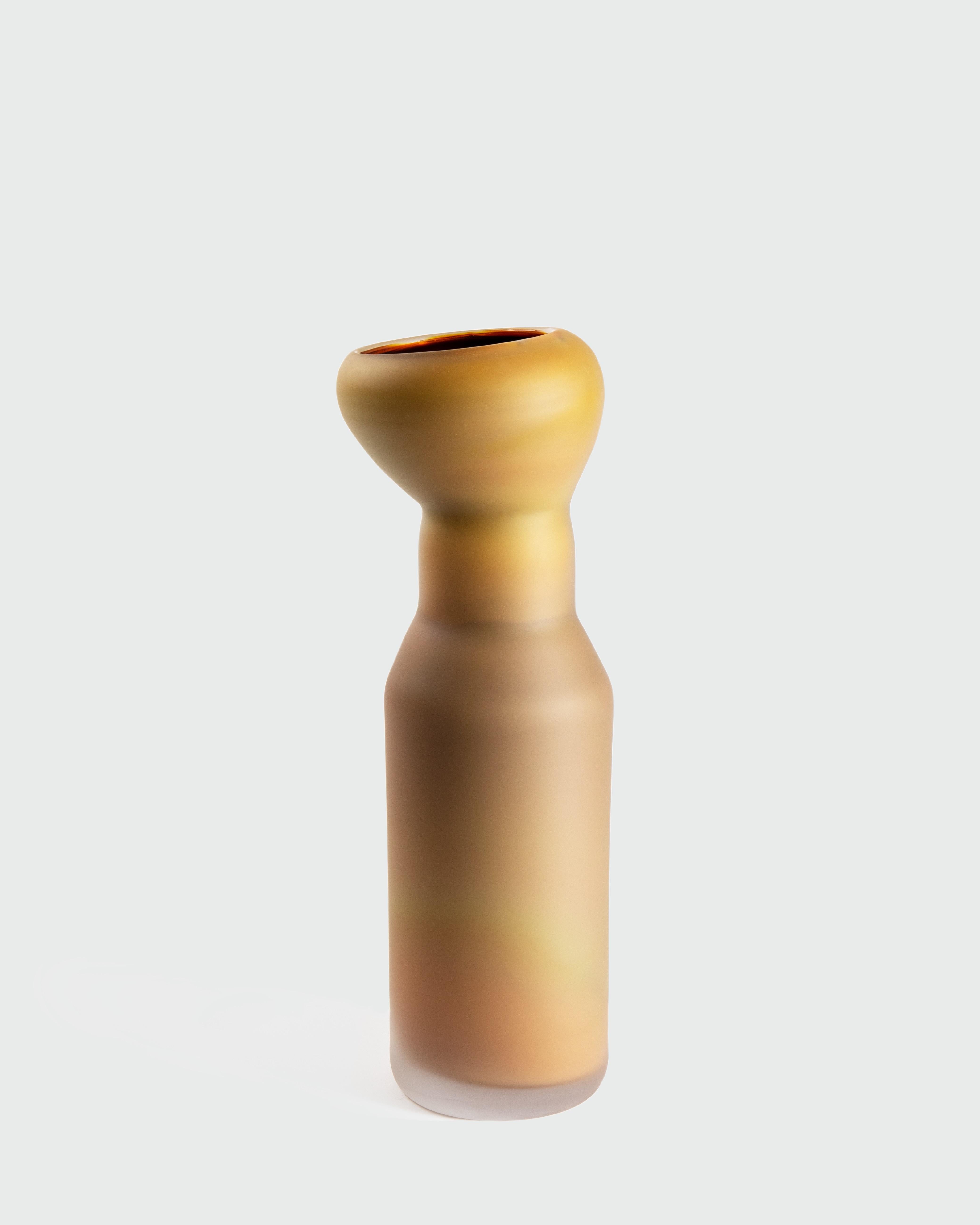 Vaso grande Fungus di David David
Dimensioni: P 17 x L 16 x H 50 cm.
Materiali: Vetro.
Peso: 6 kg.
Finitura: Grandi dimensioni, beige e arancione e superficie opaca.

