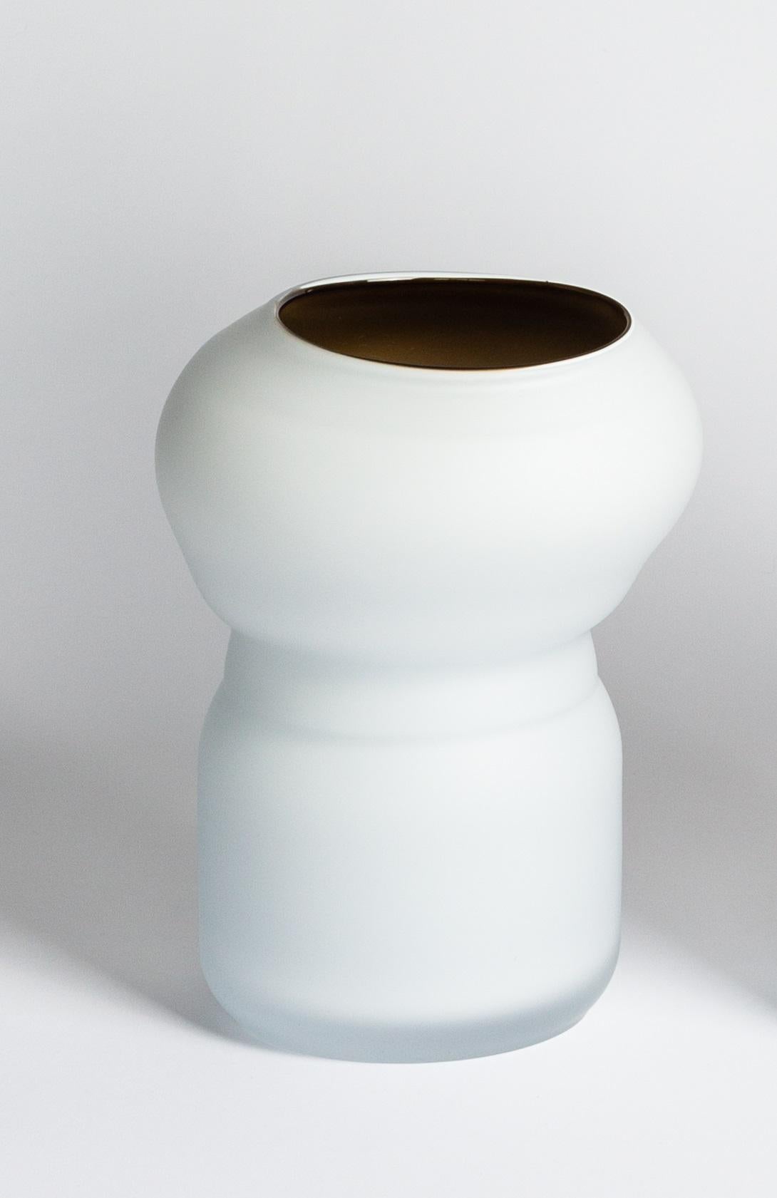 Vaso Fungus Little di David David
Dimensioni: D. 10 x L. 10 x H. 24 cm.
Materiali: Vetro.
Peso: 1,5 kg.
Finitura: Whiting, bianco e nero e superficie opaca.

