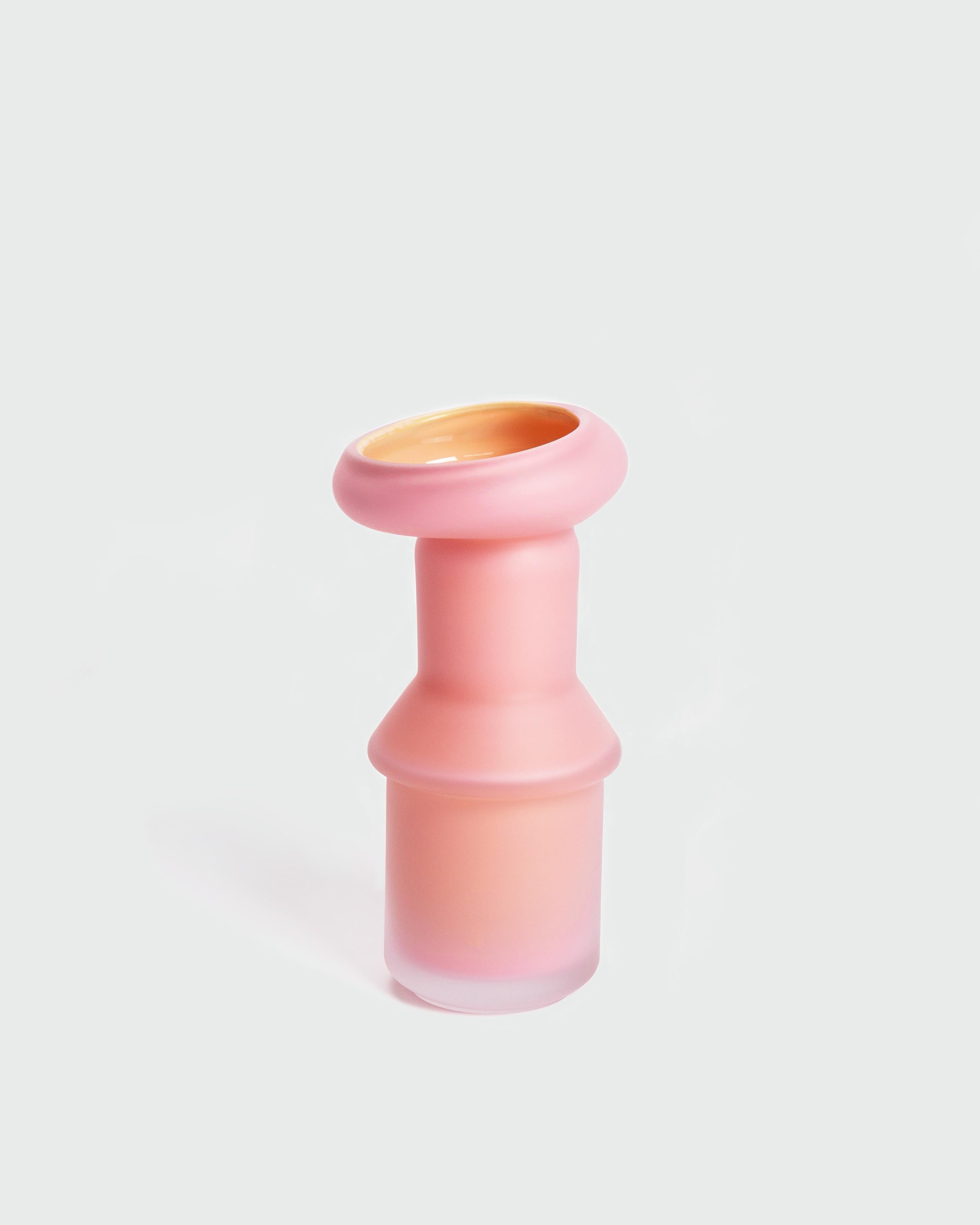 Vaso medio Fungus di David David
Dimensioni: D 20 x L 19 x H 37 cm.
Materiali: Vetro.
Peso: 3,5 kg.
Finitura: Dimensioni medie, rosa e giallo e superficie opaca.


