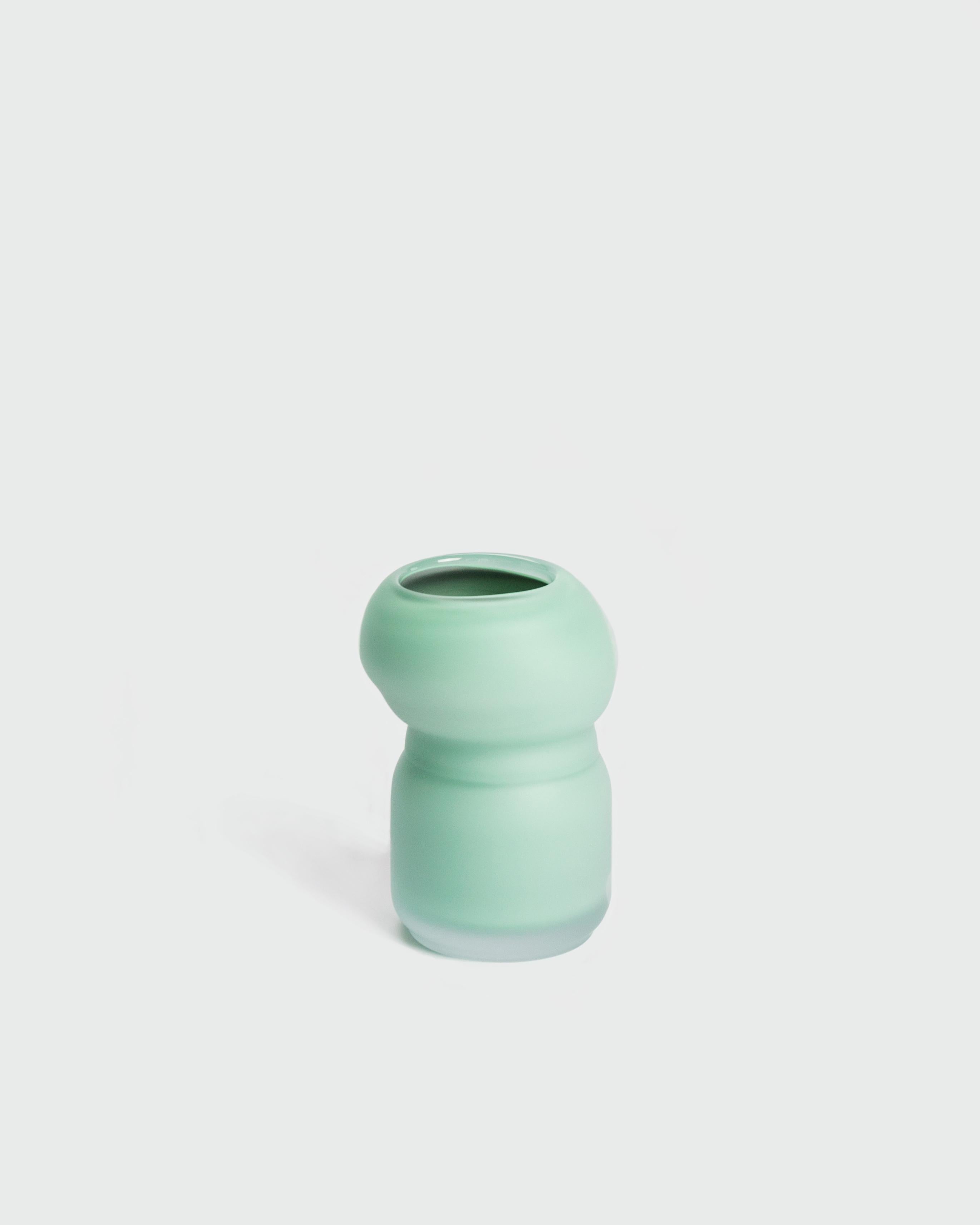 Vaso piccolo Fungus di David David
Dimensioni: P 15 x L 16 x H 23 cm.
Materiali: Vetro.
Peso: 2 kg.
Finitura: dimensioni ridotte, colore menta e grigio e superficie opaca.

