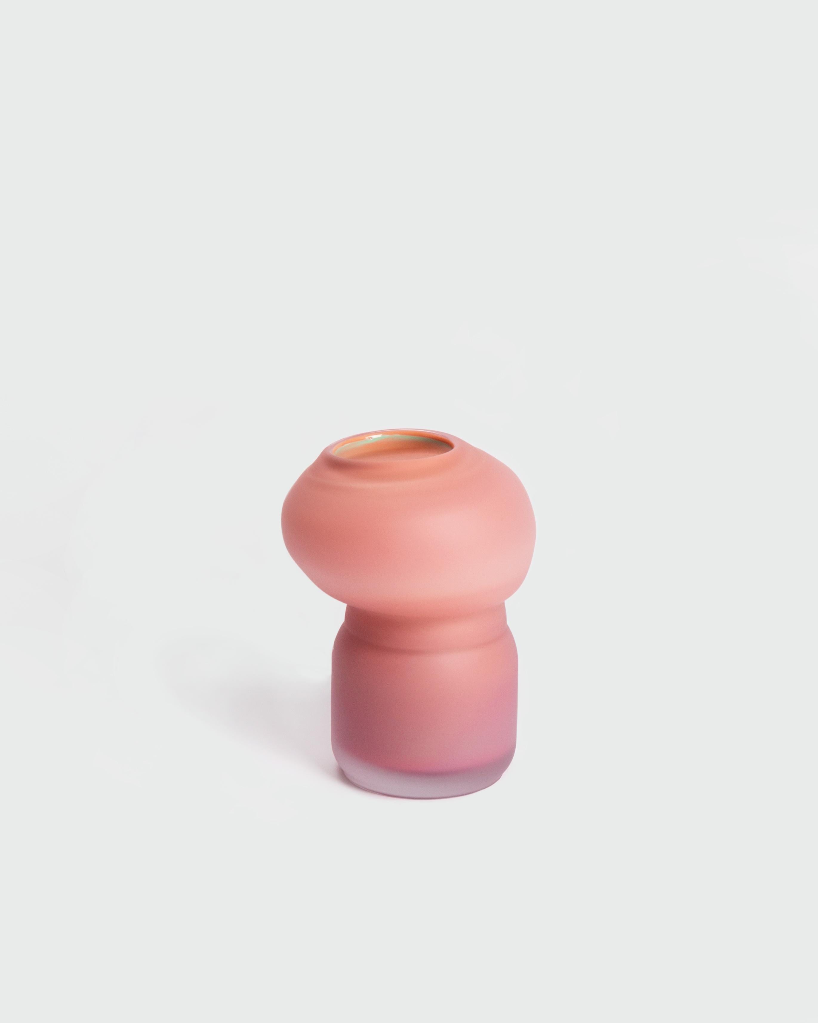 Vaso piccolo Fungus di David David
Dimensioni: P 15 x L 16 x H 23 cm.
Materiali: Vetro.
Peso: 2 kg.
Finitura: dimensioni ridotte, colore rosa e menta e superficie opaca.

