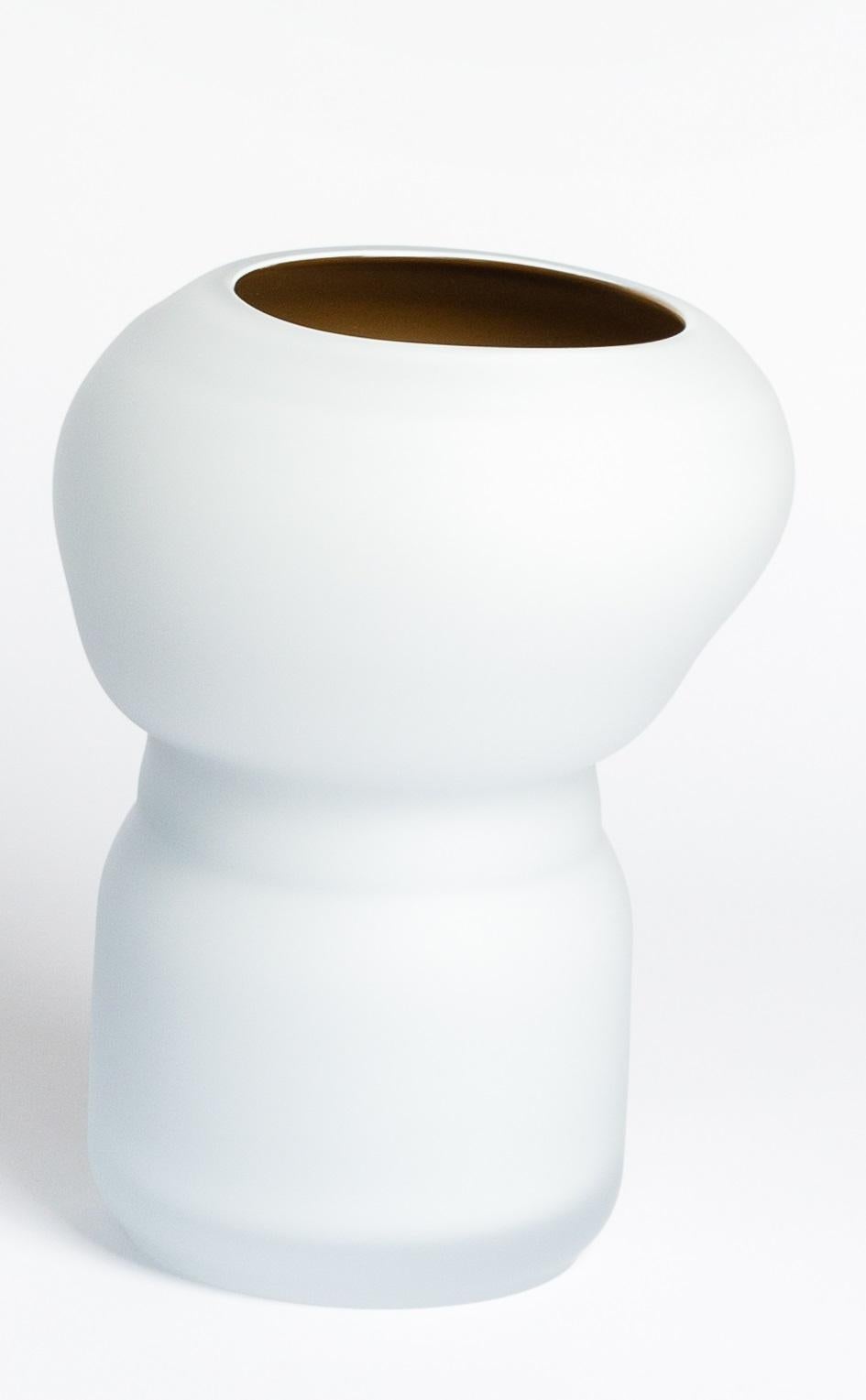 Vaso piccolo Fungus di David David
Dimensioni: P 15 x L 16 x H 23 cm.
Materiali: Vetro.
Peso: 2 kg.
Finitura: dimensioni ridotte, bianco e Oliver e superficie opaca.

