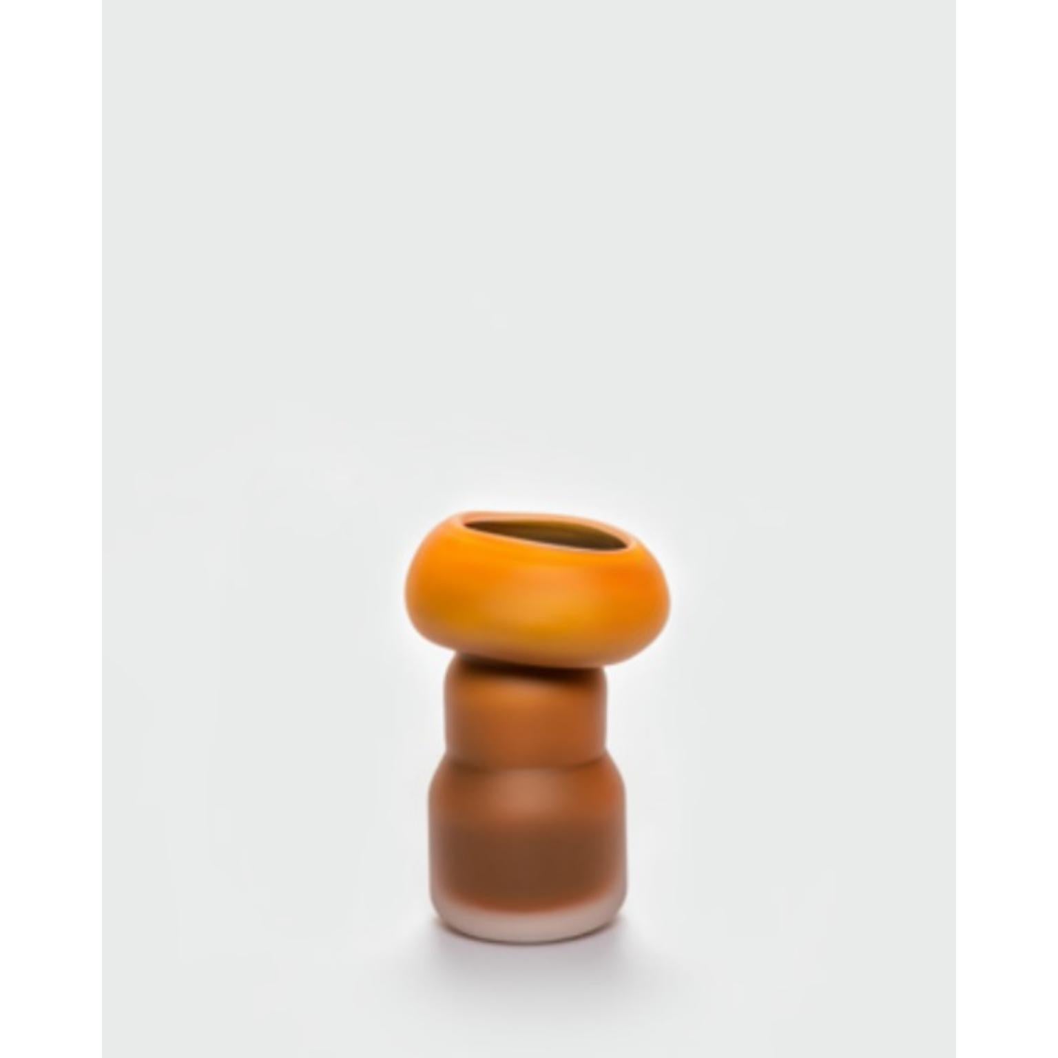 Vaso Fungus Little di David David
Dimensioni: D 12 x L 14 x H 22 cm.
Materiali: Vetro.
Peso: 1,5 kg.
Finitura: Dimensioni ridotte, arancione e nero e superficie opaca.

