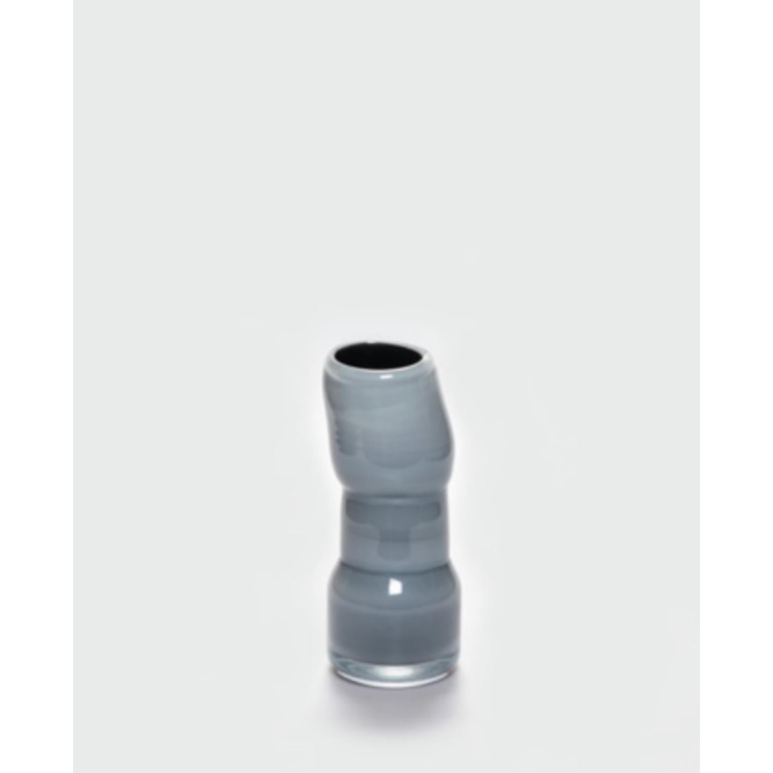 Vaso Fungus Little di David David
Dimensioni: D. 10 x L. 10 x H. 24 cm.
Materiali: Vetro.
Peso: 1,5 kg.
Finitura: Dimensioni ridotte, grigio e nero e superficie lucida.

