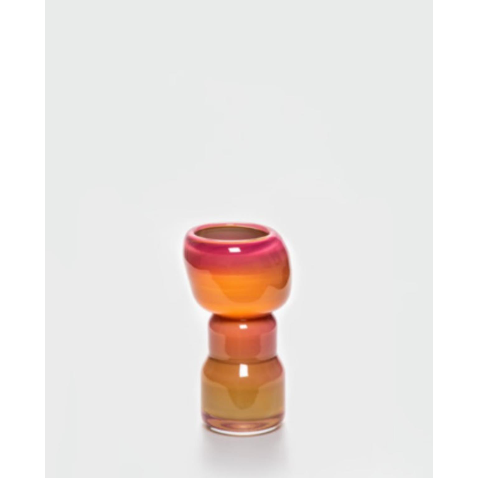Vaso Fungus Little di David David
Dimensioni: D. 10 x L. 10 x H. 24 cm.
Materiali: Vetro.
Peso: 1,5 kg.
Finitura: Piccole dimensioni, viola e beige e superficie lucida.

